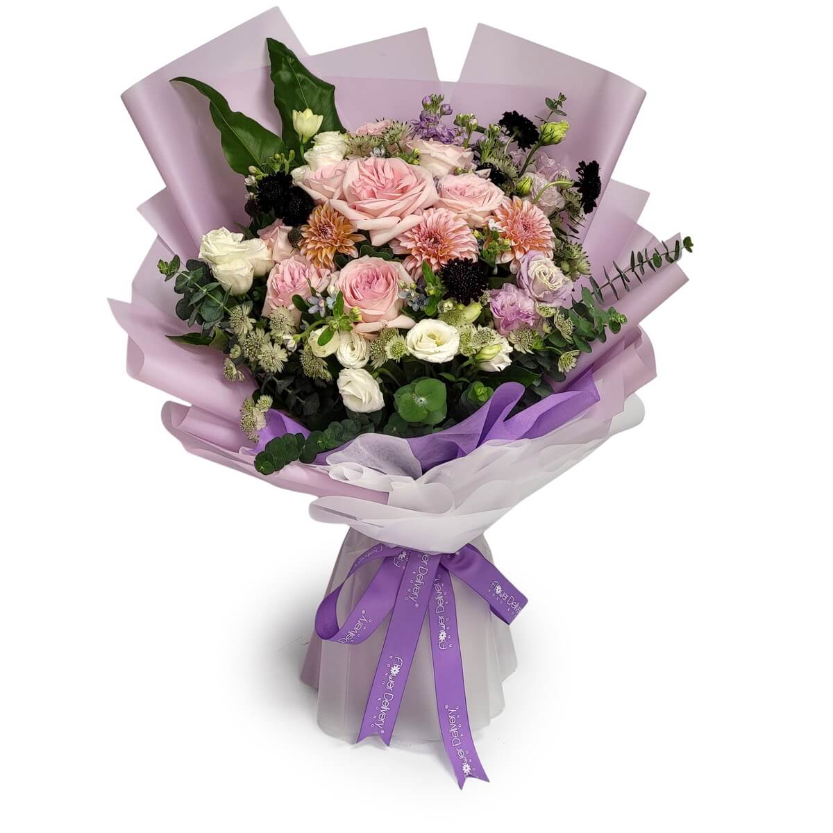 ChatGPT said:
💐 Blush roses, pastel blooms, and dark accents arranged in lush greenery, wrapped in lilac and white for refined elegance.
💐 淡粉玫瑰、粉彩花卉與深色點綴,配以濃郁綠葉,襯以淡紫與白色包裝,展現高雅氣質。