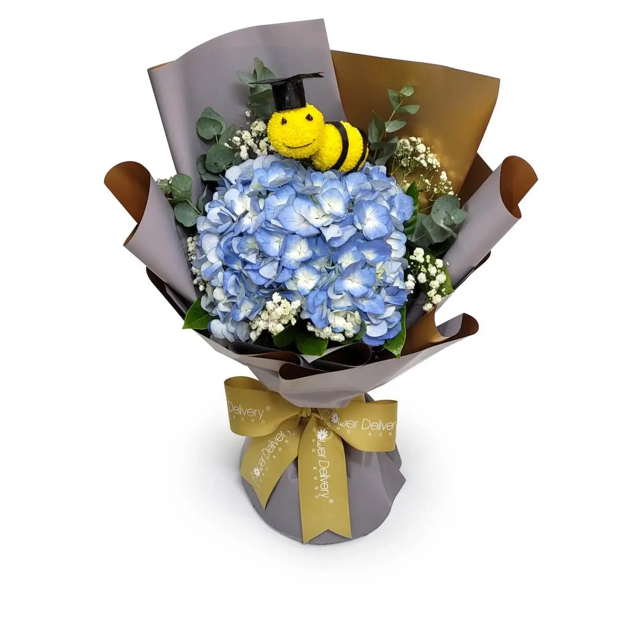 Graduation bouquet with blue hydrangeas, baby’s breath, eucalyptus, and bee plush | 藍色繡球花與滿天星交織,配上可愛的畢業帽蜜蜂裝飾,為畢業生獻上充滿祝賀與喜悅的花禮。