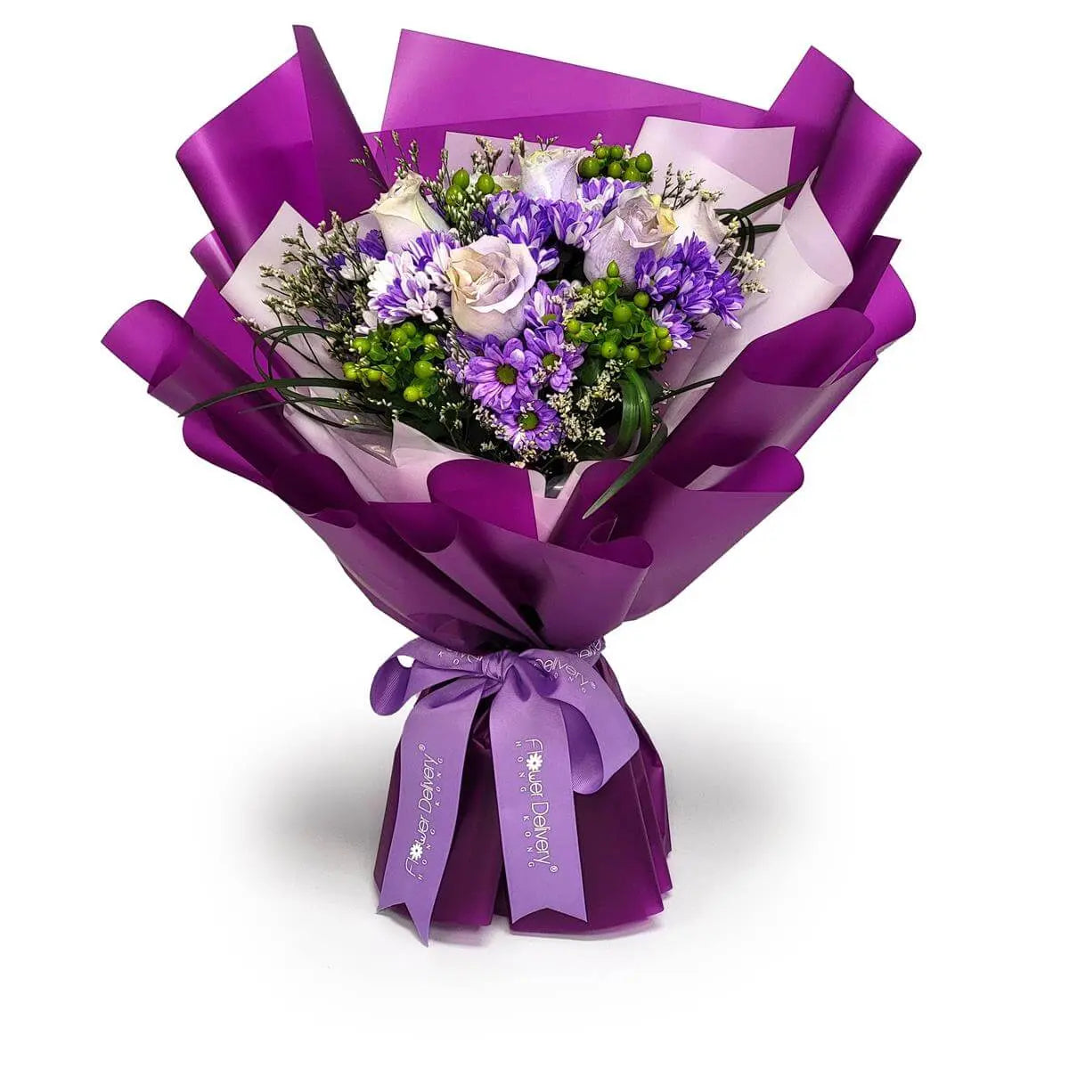 Arrangement of cream roses, purple daisies, green hypericum berries, and white filler flowers in purple-lilac wrapping with ribbon | 奶白玫瑰、紫雛菊、綠果與白色配花組成花束,紫淡紫包裝紙及絲帶點綴。