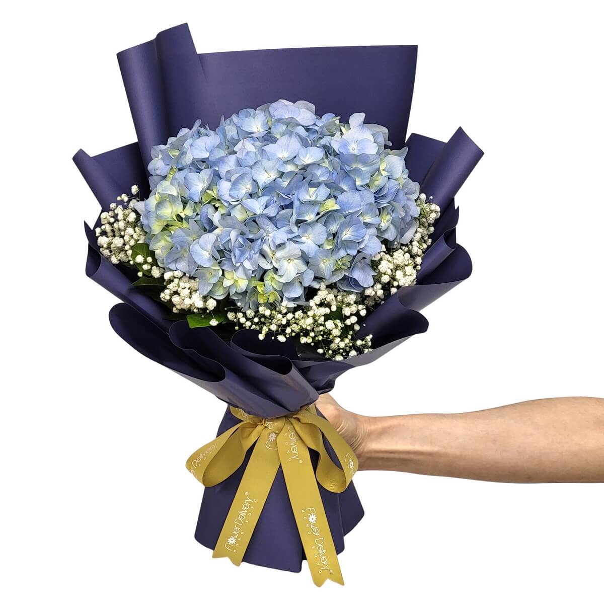 Handheld bouquet with pale blue hydrangeas and white baby's breath in navy wrap. 手持深藍包裝花束,內含淺藍繡球花及白色滿天星。