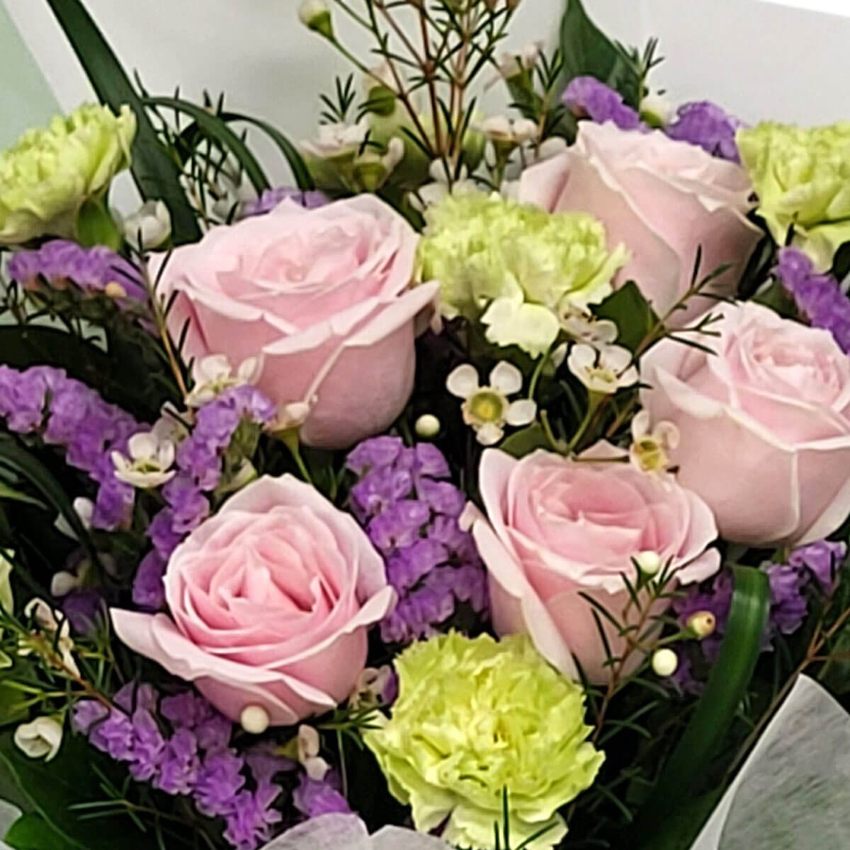 Blush roses, green carnations & statice in pastel harmony 淡粉玫瑰、青綠康乃馨與紫色花材交織,展現柔美優雅的春日氣息