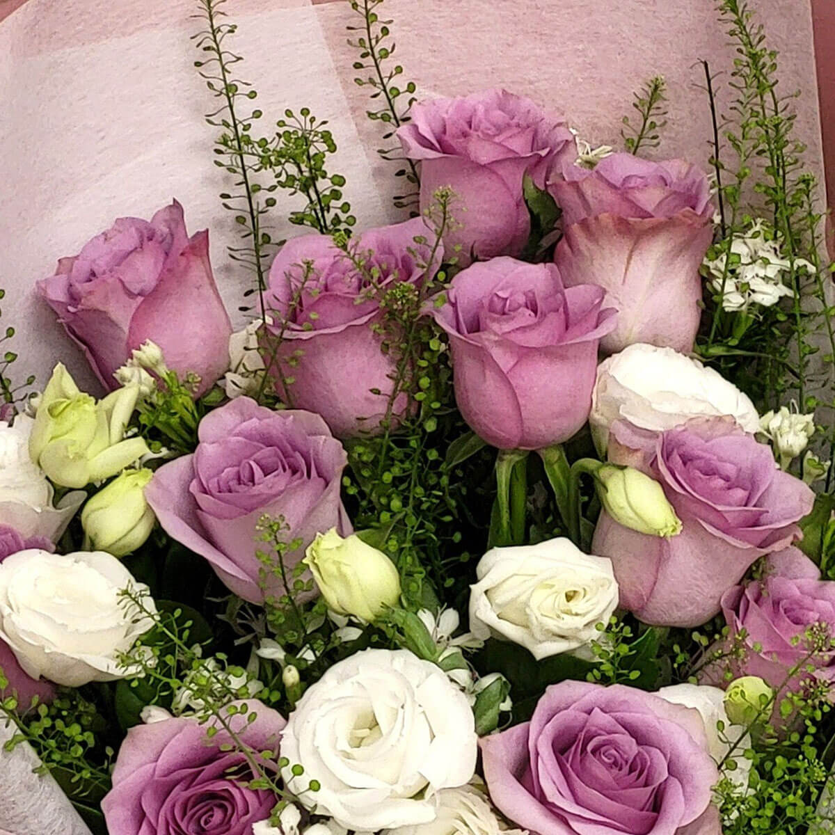 Lavender & white roses in graceful harmony 淡紫與潔白玫瑰交織綠葉,散發出優雅寧靜的浪漫氛圍。