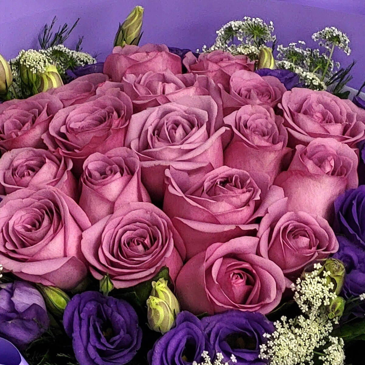 Lavender roses with purple lisianthus and baby's breath 淡紫玫瑰搭配洋桔梗與滿天星,展現高貴與浪漫的極致調和。