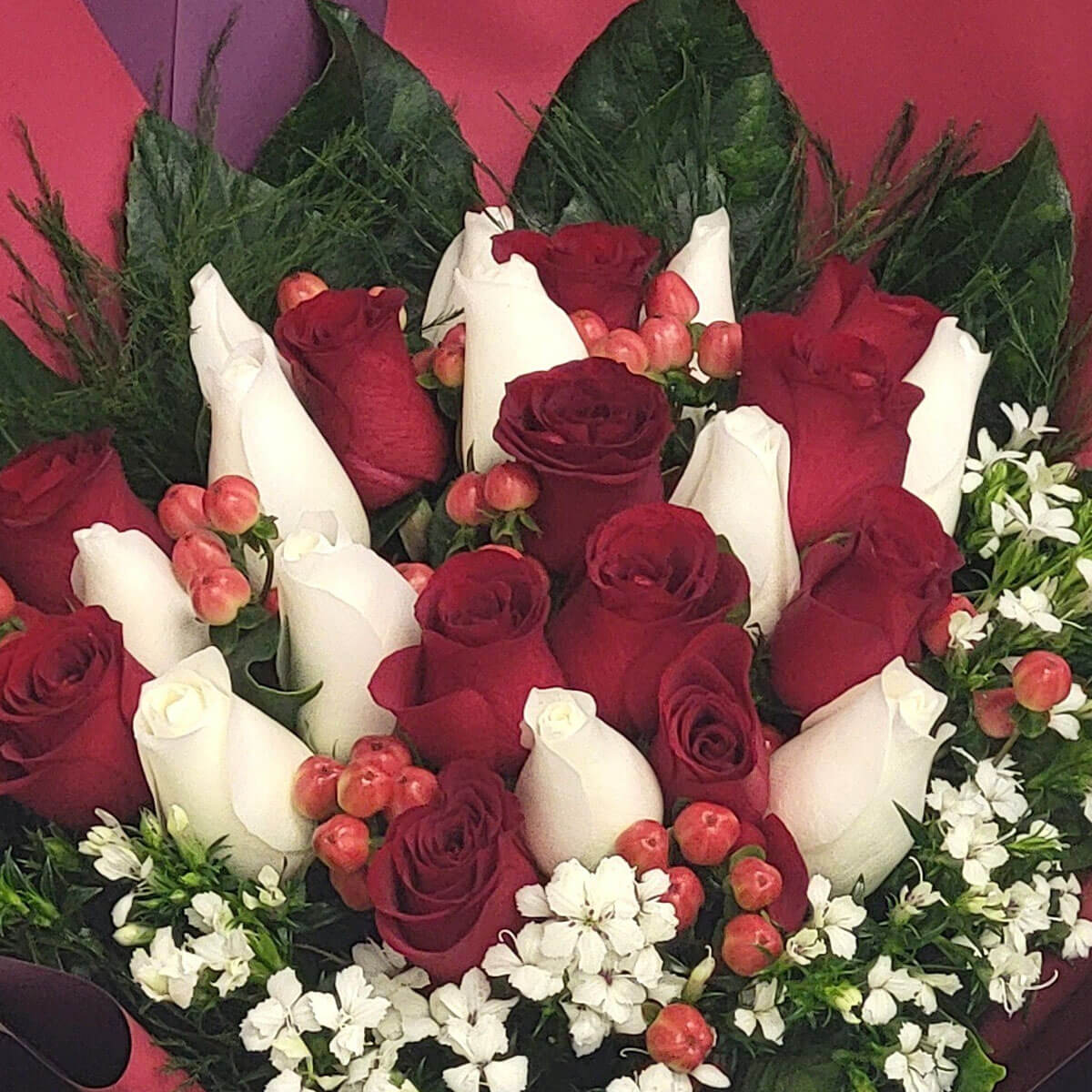 A graceful blend of red and white roses paired with red berries and delicate white florals 經典紅白玫瑰配以紅果與細緻白花,傳遞深情與純真的永恆承諾。
