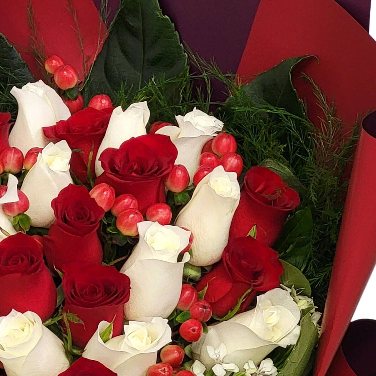 Classic red and white roses arranged with red berries and greenery, wrapped in bold hues for timeless romance 經典紅白玫瑰與紅果搭配,綠葉襯托,包裹於濃烈色調中,傳遞恆久愛意。