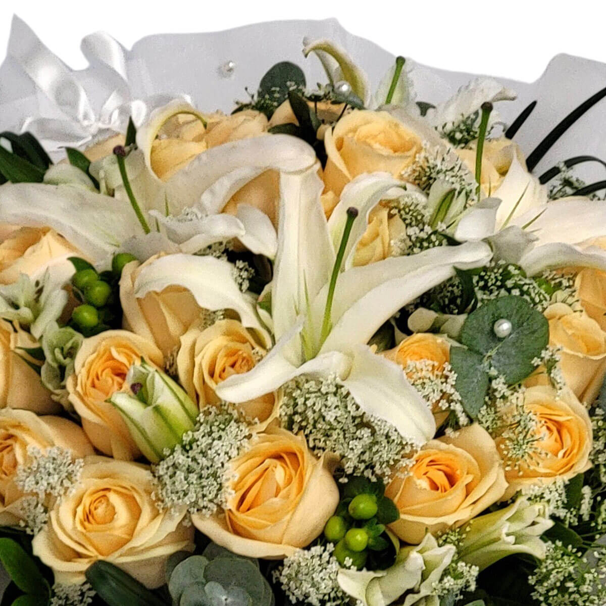 An elegant blend of cream roses, white lilies, and delicate greenery 奶油玫瑰、白百合與柔和綠葉交織,打造清新優雅的花藝風格。