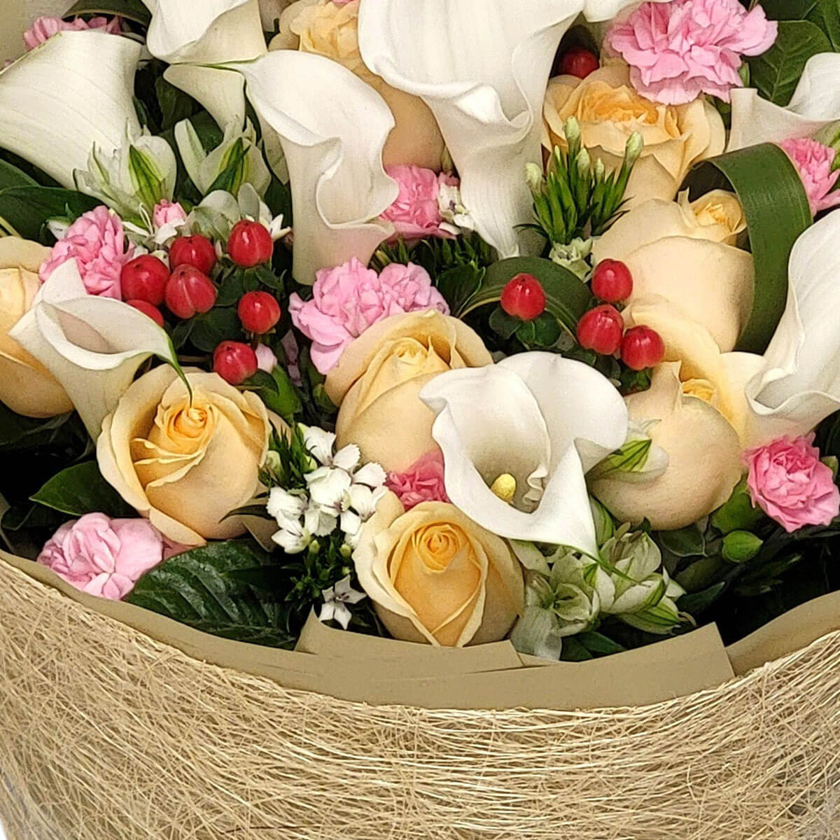 Peach roses, white calla lilies, and pink carnations are accented with red berries and lush foliage 溫柔蜜桃玫瑰、純白馬蹄蓮與粉嫩康乃馨點綴紅漿果,綠意盎然,充滿朝氣。