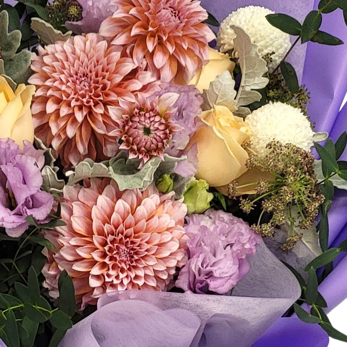 Blush pink dahlias surrounded by pale lavender lisianthus and cream roses 大理花為主角,搭配淺紫桔梗與奶油玫瑰,展現淡雅與浪漫的平衡美感。
