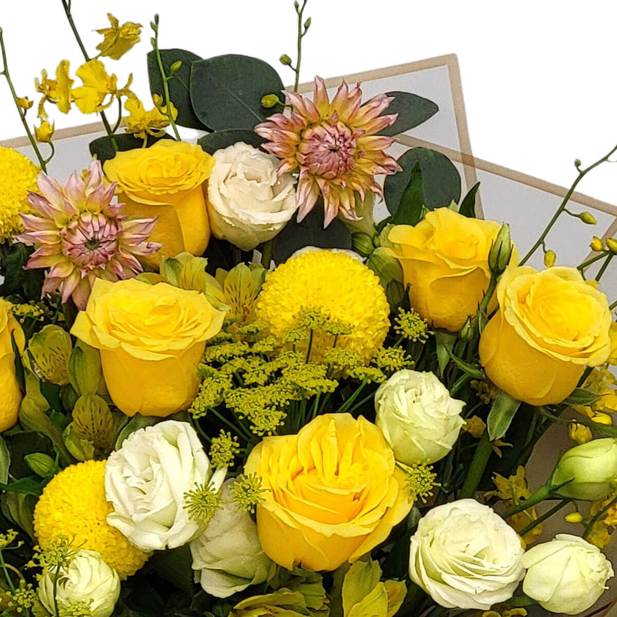 Bright yellow roses and soft white blooms form a joyful bouquet 金黃玫瑰與白色洋桔梗、球狀菊花搭配,綻放出如陽光般的燦爛與希望。