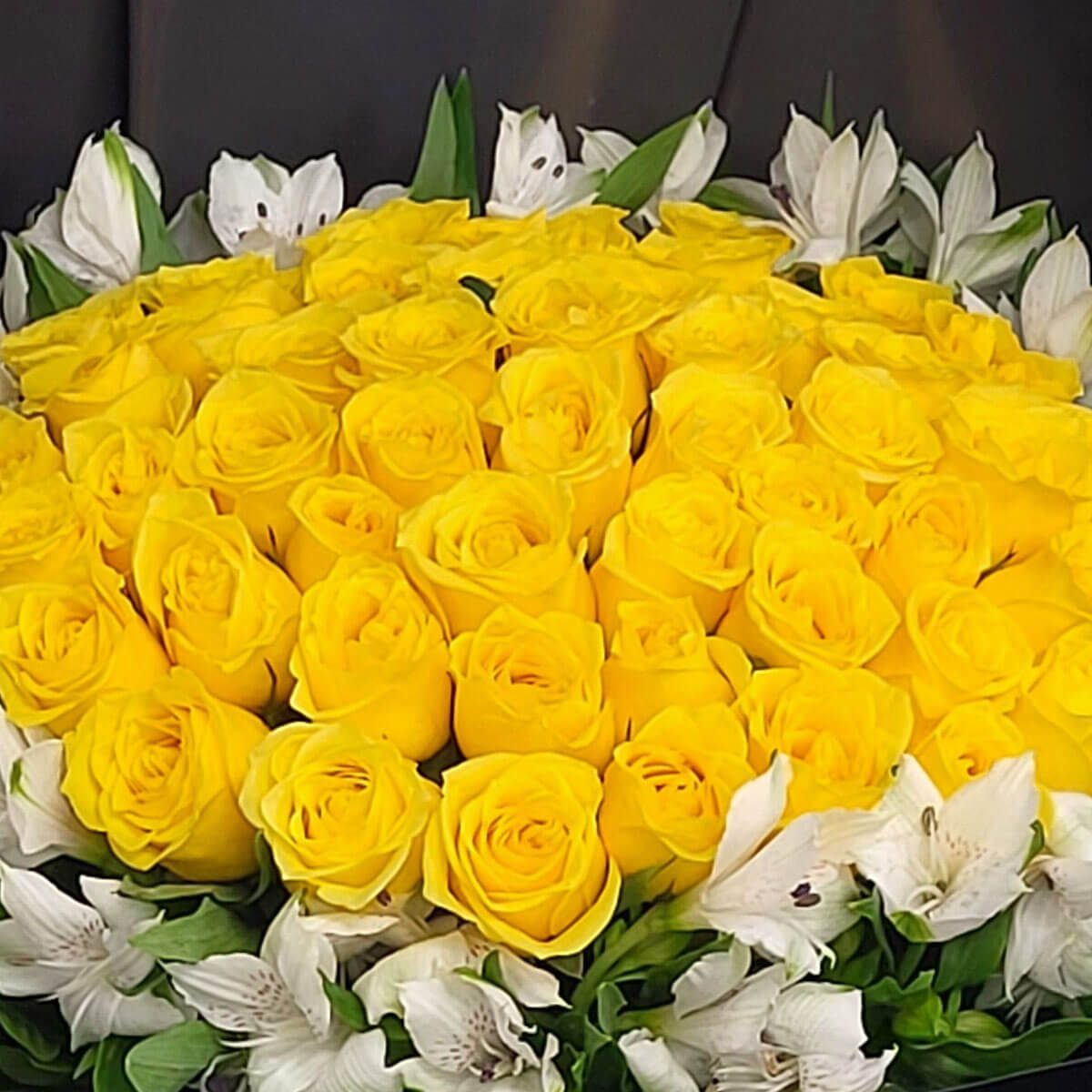 Bright yellow roses burst with warmth and joy, surrounded by gentle white lilies 鮮黃玫瑰熱情綻放,搭配純白百合展現明亮與純淨的祝福。
