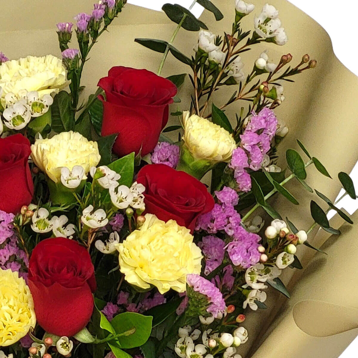 Red roses and yellow carnations express deep love and warmth, nestled among lavender and white blooms 紅玫瑰與黃康乃馨傳遞濃濃情意,襯以淡雅花材更顯溫馨。