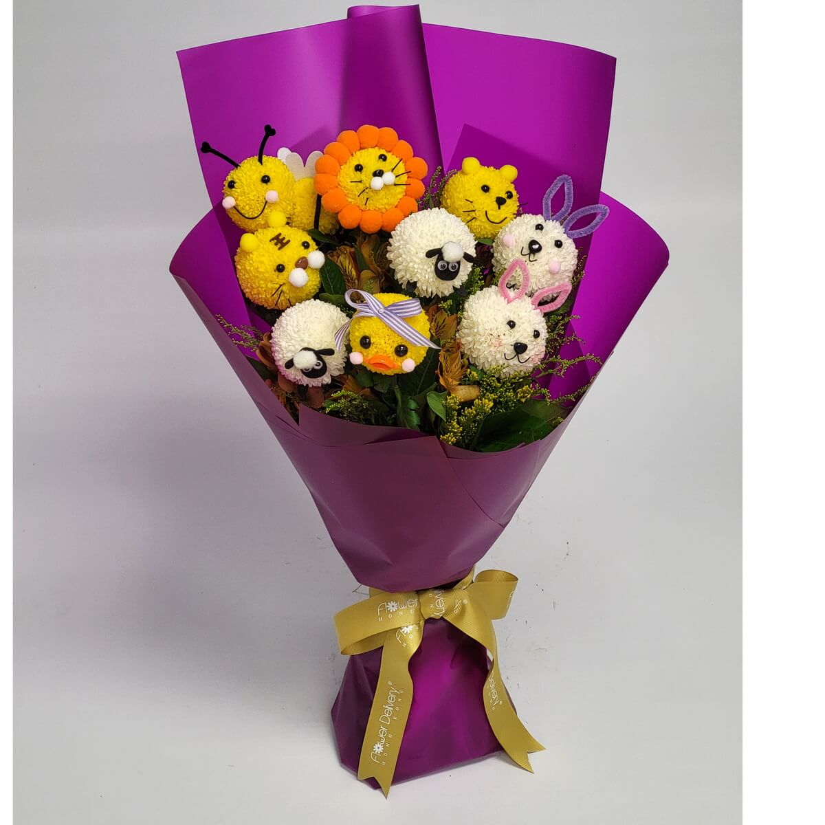 Whimsical bouquet in purple wrapping, showcasing animal characters (lion, sheep, bunny, duck, etc.) creatively handcrafted from button chrysanthemums – 紫包裝創意花束,乒乓菊巧製動物造型如獅子、綿羊、兔子、小鴨等,趣味十足