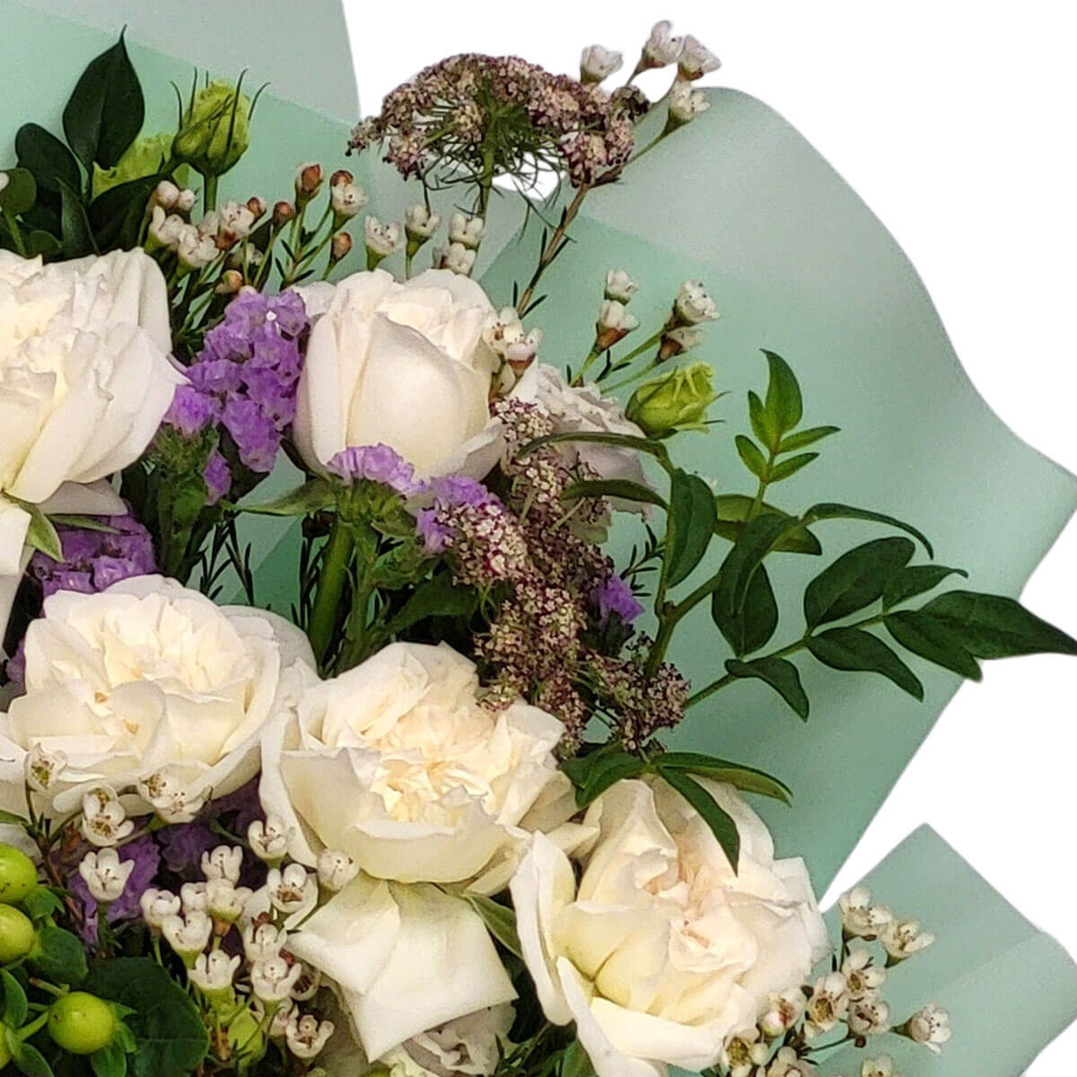 A soothing bouquet of white roses, lavender statice, and fine greenery embodies elegance and tranquility 白玫瑰與紫花及綠葉交織,展現高雅與寧靜的氣息。
