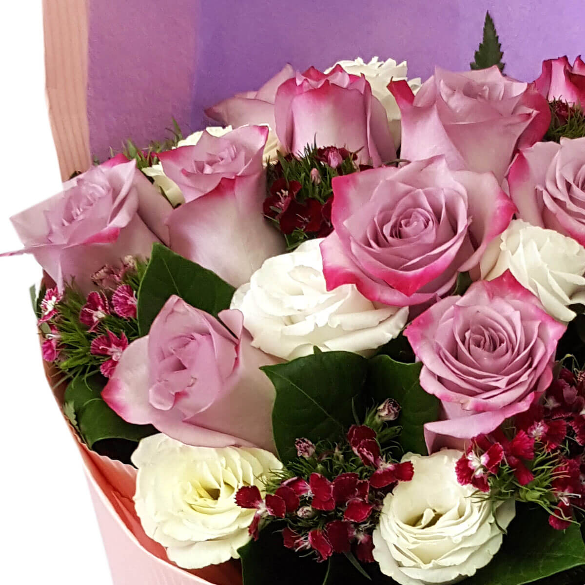 Elegant lavender and white rose bouquet accented with red flowers and lush green leaves. 淺紫玫瑰與白玫瑰交織,佐以紅色小花與綠葉,展現典雅浪漫氣息。