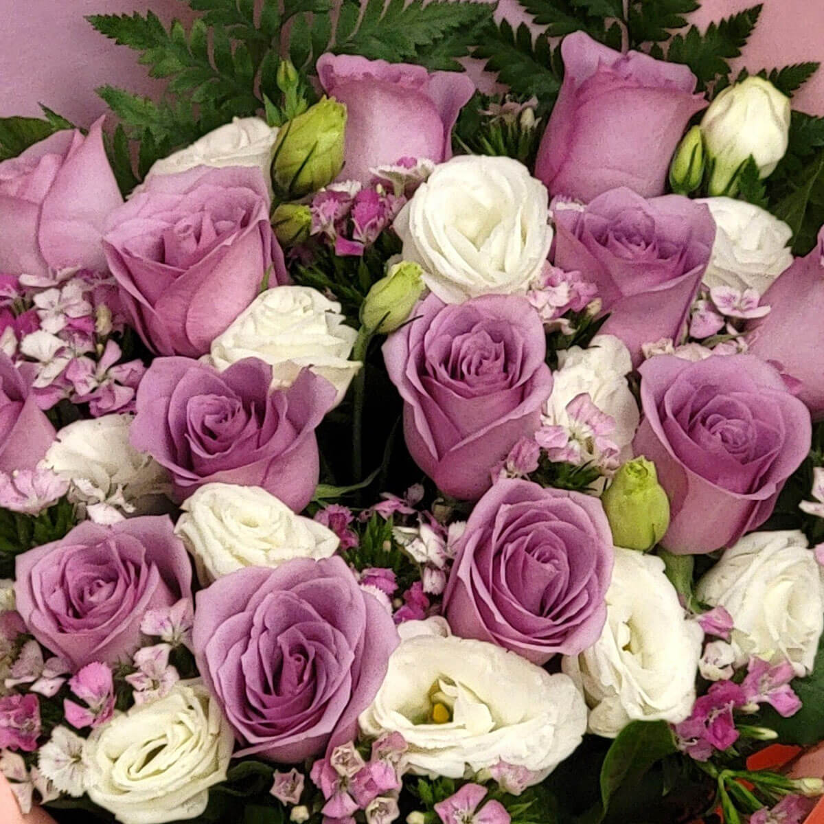 Lavender roses and white lisianthus exude grace in this pastel bouquet 薰衣草玫瑰與白桔梗交織而成,呈現優雅溫柔的花束。