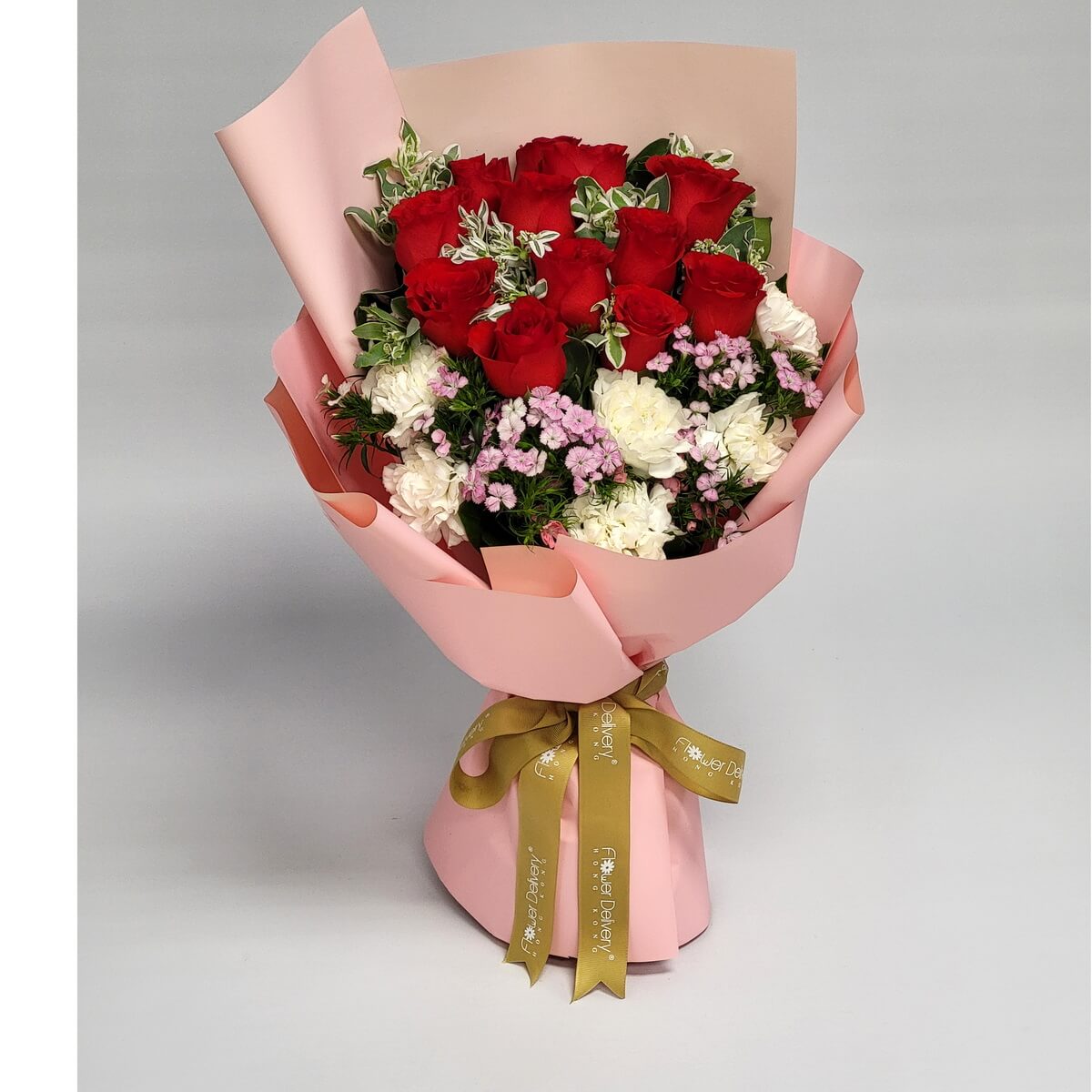 A charming bouquet featuring red roses, white carnations, and clusters of delicate pink filler flowers. Wrapped in soft pink champagne paper with a golden ribbon. 紅玫瑰與粉白小花交織,散發甜美愛意與溫柔氣息。