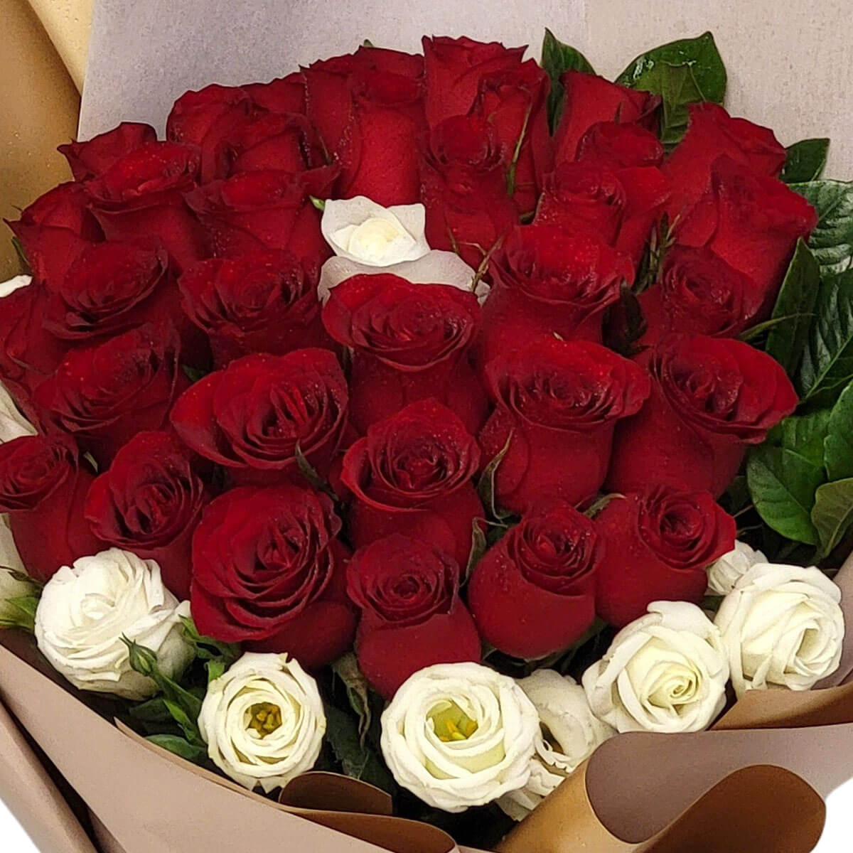 A luxurious bouquet of velvety red roses encircled by white lisianthus, expressing eternal devotion and heartfelt purity 深紅玫瑰環繞白色洋桔梗,象徵永恆承諾與純粹情感。