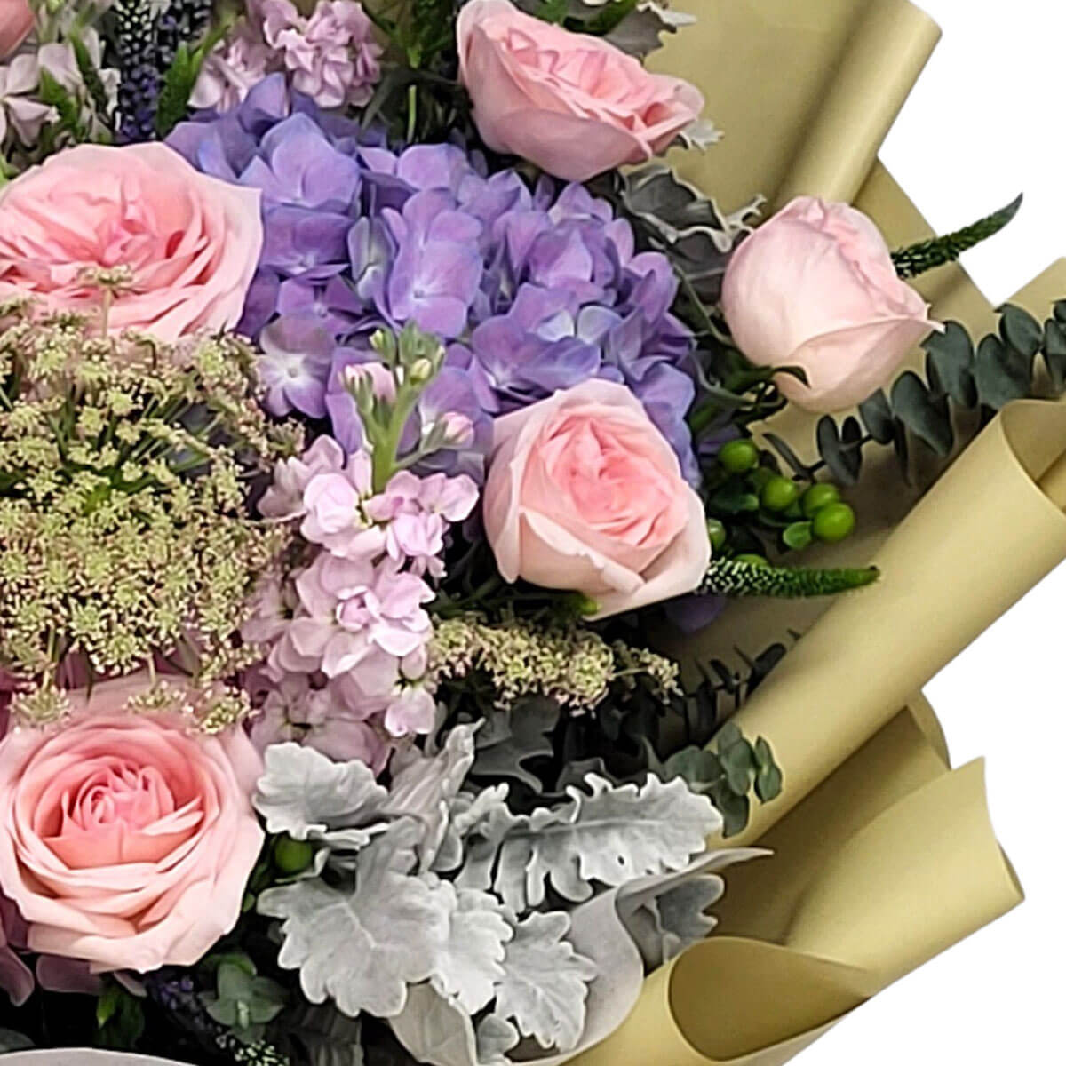 A graceful bouquet of pastel pink roses, lavender hydrangeas, pale lilac stock, and dusty miller, symbolizing elegance and calm 粉玫瑰與紫繡球、丁香色洋桔梗與銀葉菊,呈現優雅與寧靜之美。
