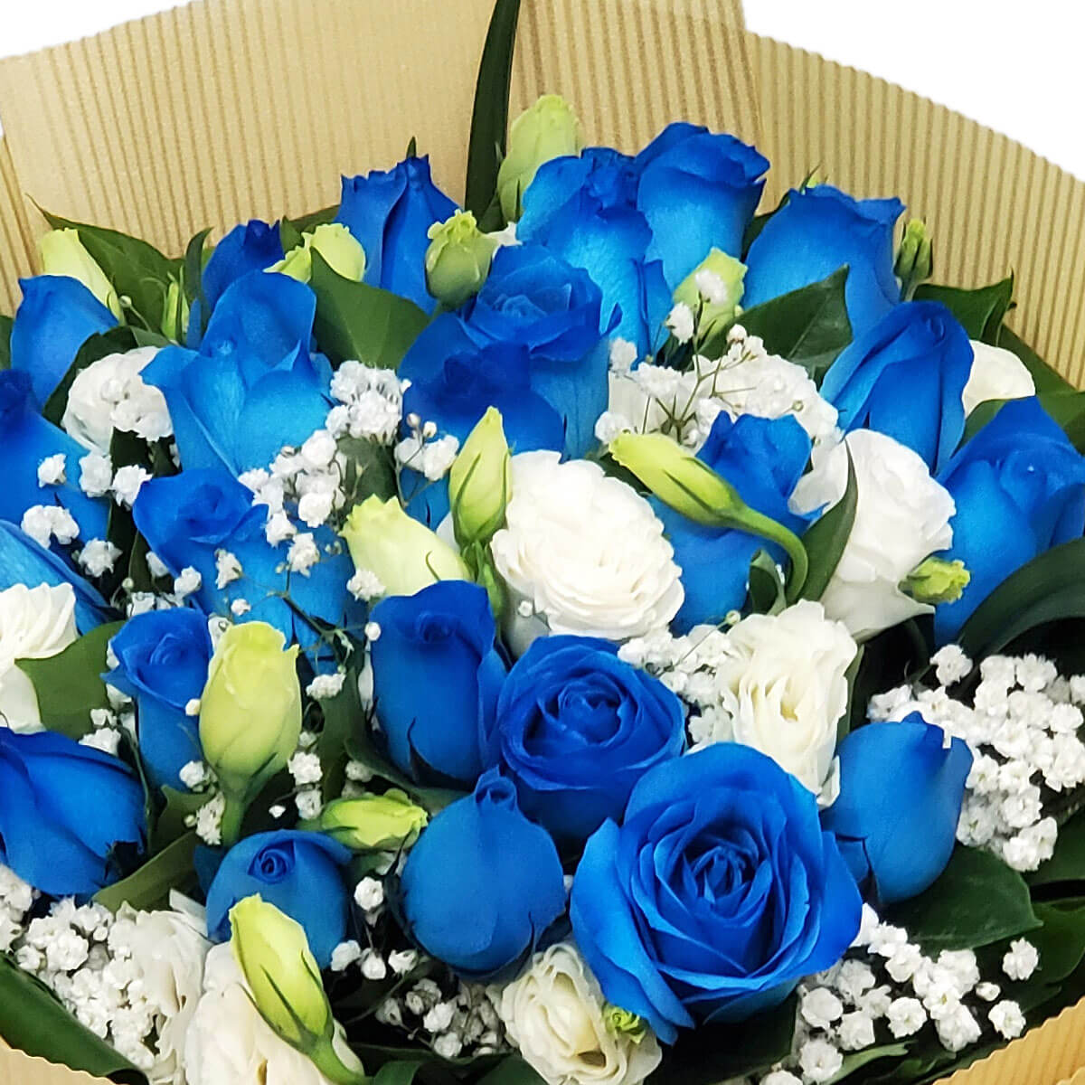 Luxurious bouquet of blue and white roses with baby’s breath and greenery. 鮮藍與純白玫瑰結合滿天星與綠葉,綻放冷調優雅氛圍,適合獨特心意的表達。