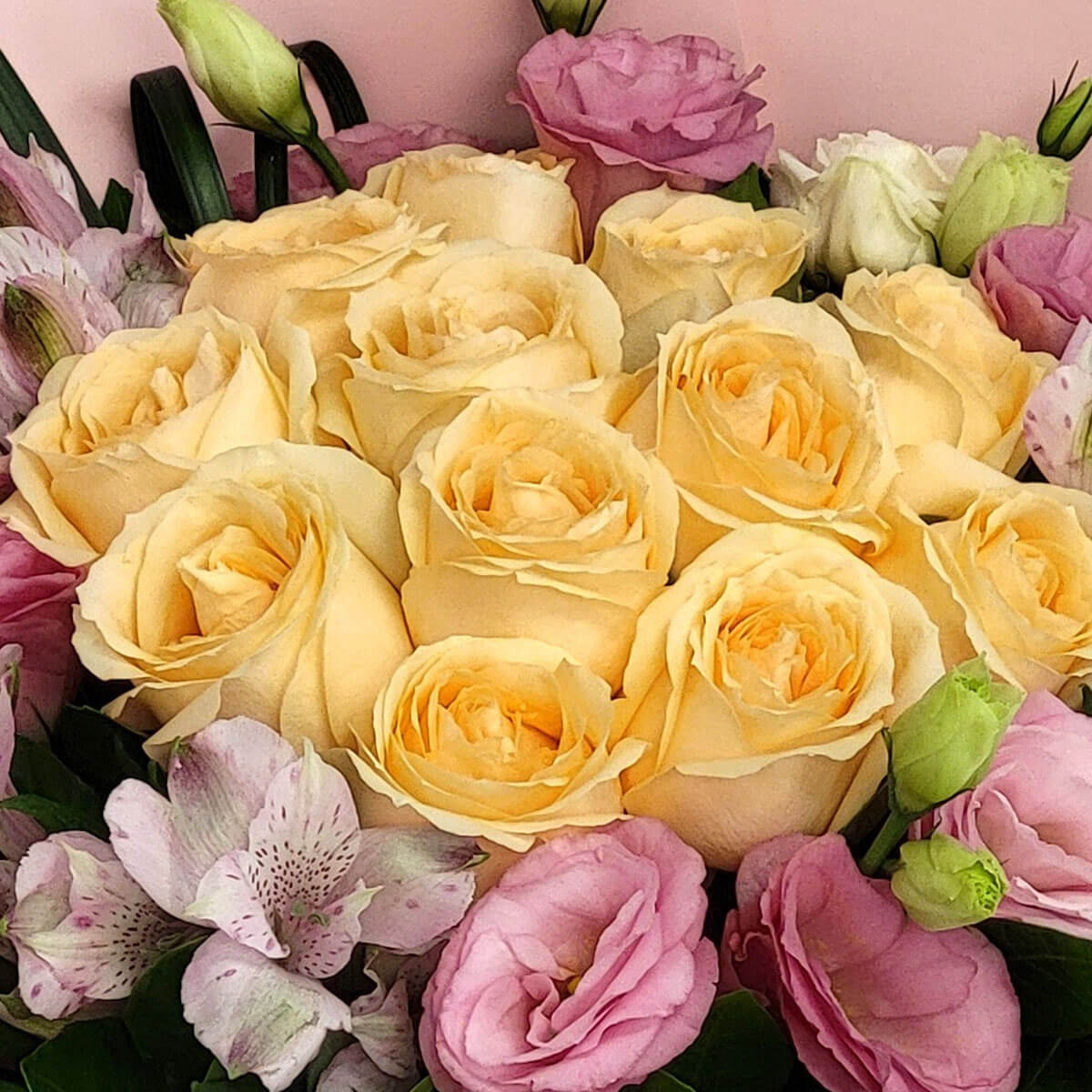 A radiant blend of yellow roses, pink lisianthus, and delicate alstroemeria 柔黃玫瑰與粉紫桔梗、六出花相互交織,象徵希望與關懷的溫柔花語。