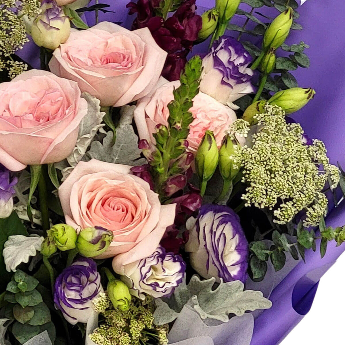 A soft bouquet of pink roses and violet-edged lisianthus, framed by eucalyptus and Queen Anne’s lace 柔粉玫瑰與紫邊洋桔梗,點綴蕾絲花與尤加利葉,展現浪漫優雅。