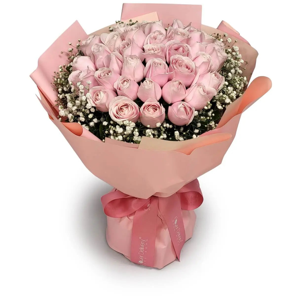 Tightly packed pink roses encircled by white baby's breath, wrapped in blush-toned paper and tied with a satin pink ribbon | 粉玫瑰搭配白滿天星,包以柔粉色紙,粉紅絲帶繫束。