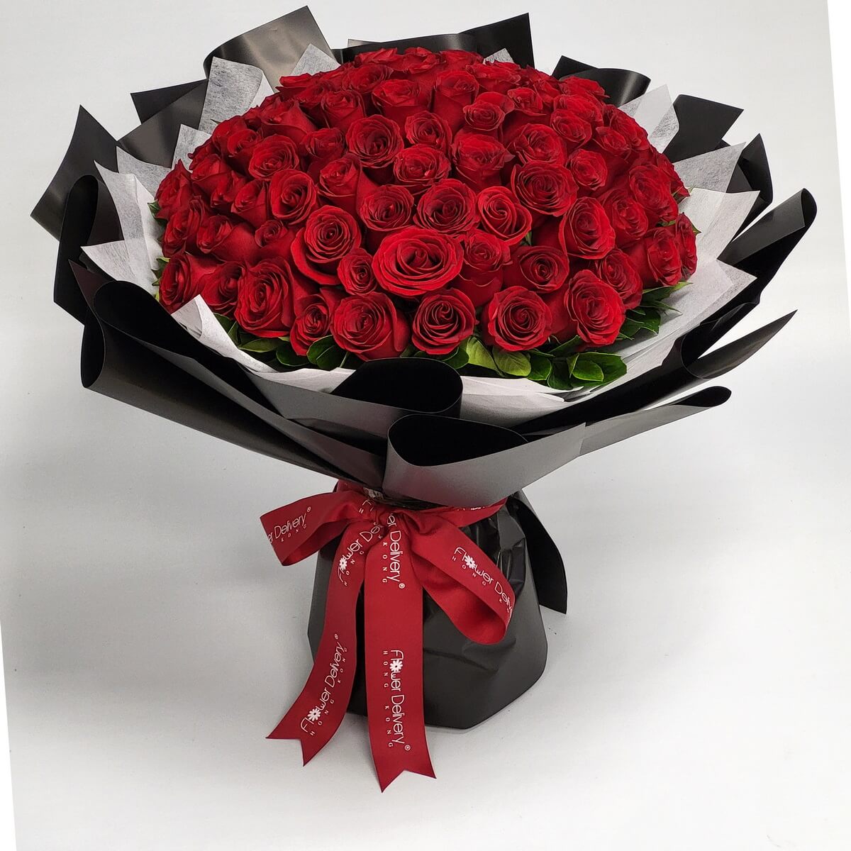 Original photo of a full bouquet of 99 red roses wrapped in black-white paper with red ribbon. 實景圖片-滿滿99紅玫瑰配黑白包裝紙及紅絲帶。