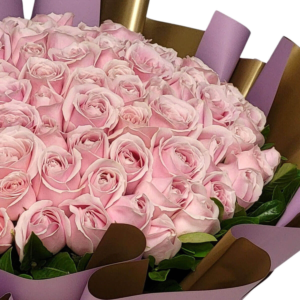 An opulent arrangement of light pink roses, tightly clustered in gold and lavender wrapping 柔和粉玫瑰密集成束,搭配金紫包裝,展現優雅浪漫風采。