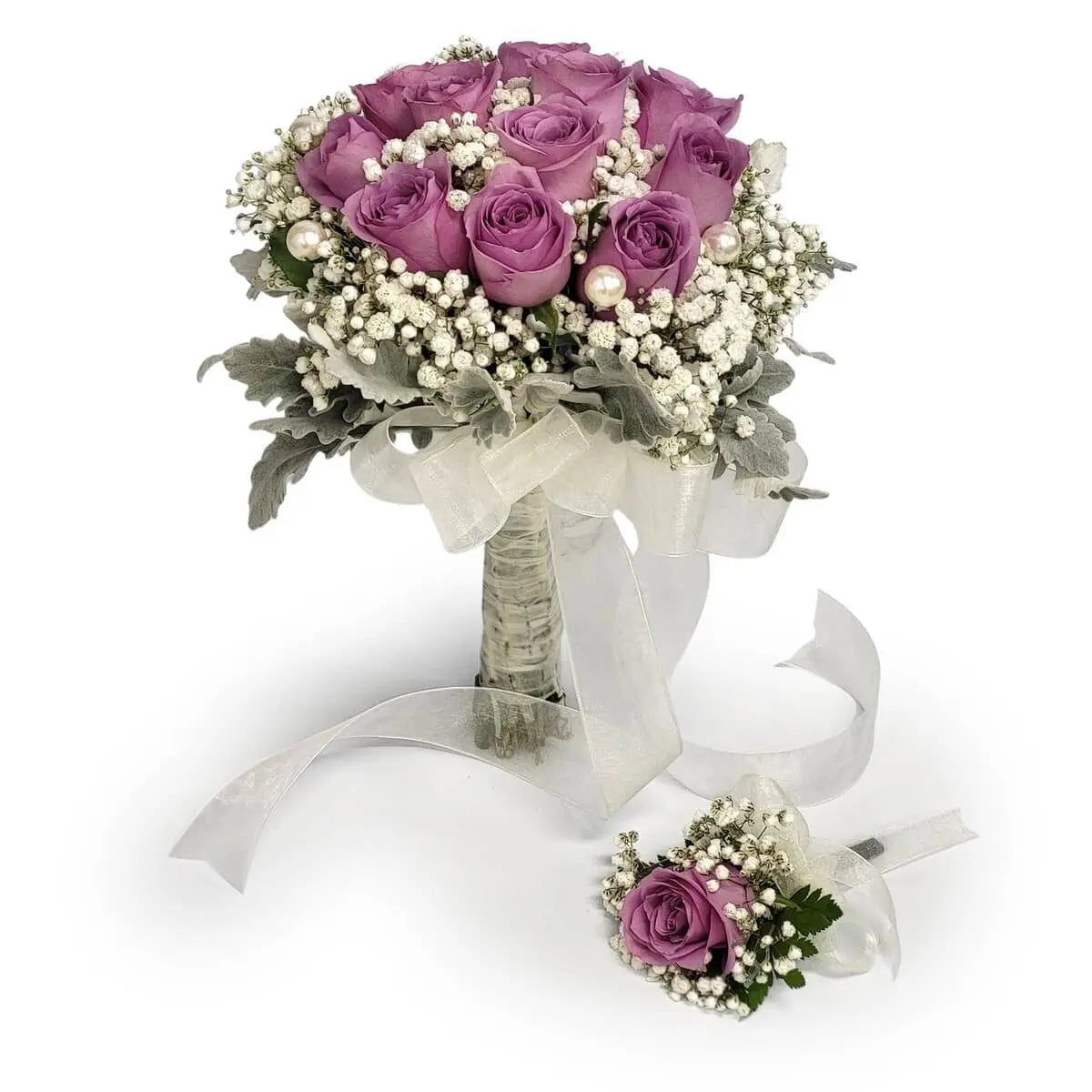 Elegant bridal bouquet with lavender roses, baby’s breath, silver foliage, and boutonnière | 優雅薰衣草玫瑰手捧花與胸花組合,滿天星、銀葉、白緞帶點綴,浪漫婚禮必備。