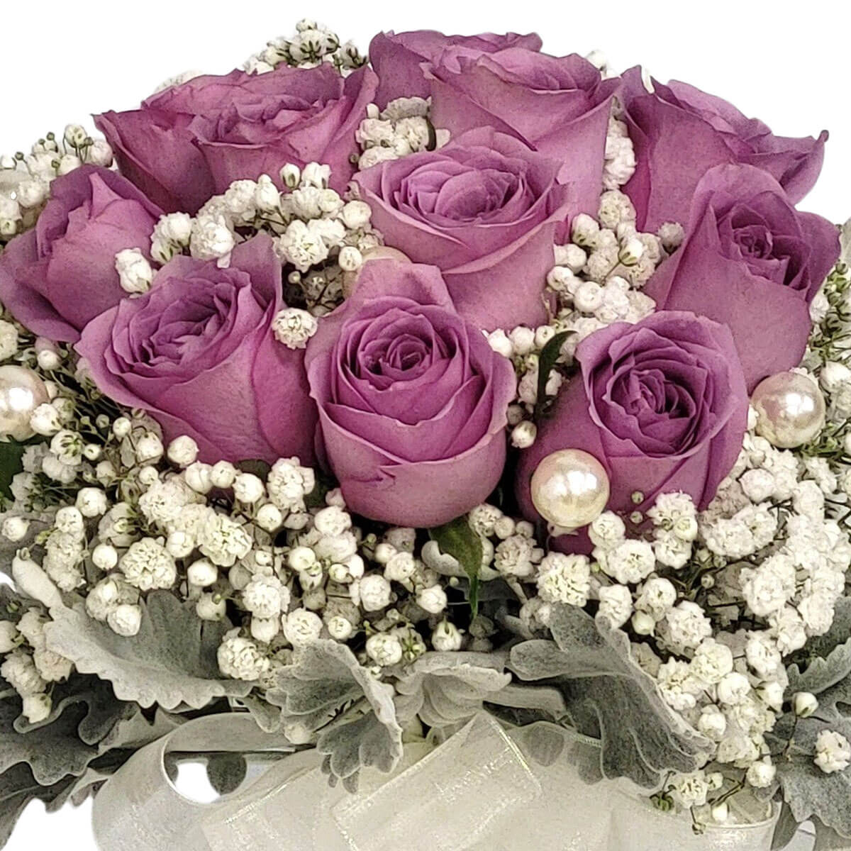 Elegant lavender roses surrounded by baby’s breath and pearls 薰衣草玫瑰花姿優雅,搭配滿天星與珍珠點綴,如夢似幻,銀灰葉片與緞帶增添浪漫氣息。