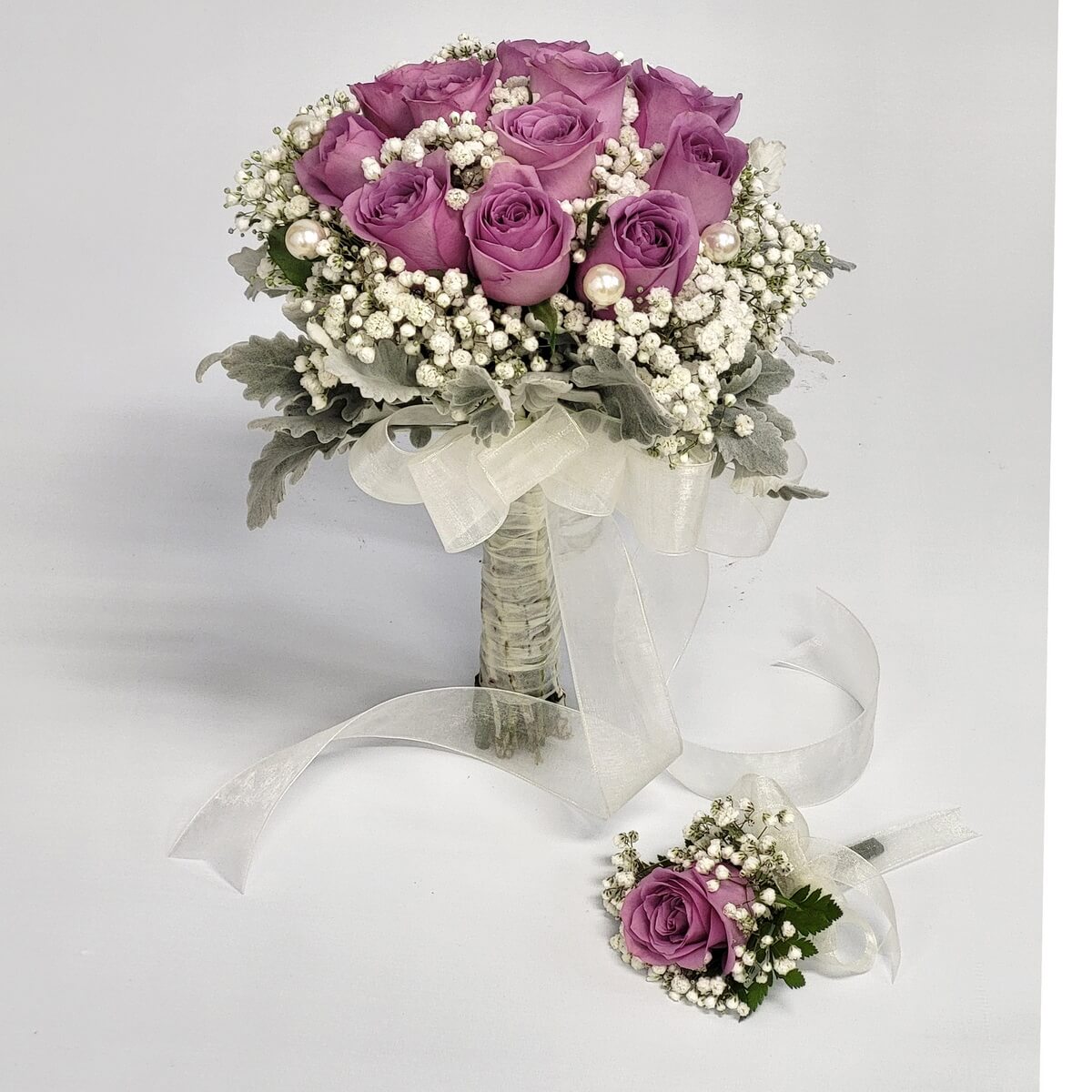 Romantic bouquet of lavender roses, baby’s breath, dusty miller, and pearl accents, with matching boutonniere. 浪漫新娘花球,紫玫瑰襯滿天星與銀葉菊,點綴珍珠,附同款襟花。