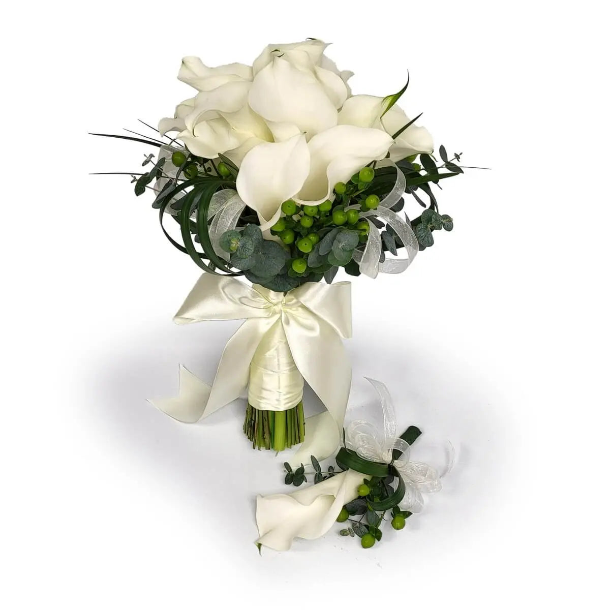 Graceful bridal bouquet of white calla lilies, green berries, and eucalyptus, tied with ivory satin ribbon, with boutonniere - 優雅白馬蹄蓮新娘花球,配綠色果實與尤加利葉,綁以象牙白緞帶,附同款襟花,氣質脫俗。