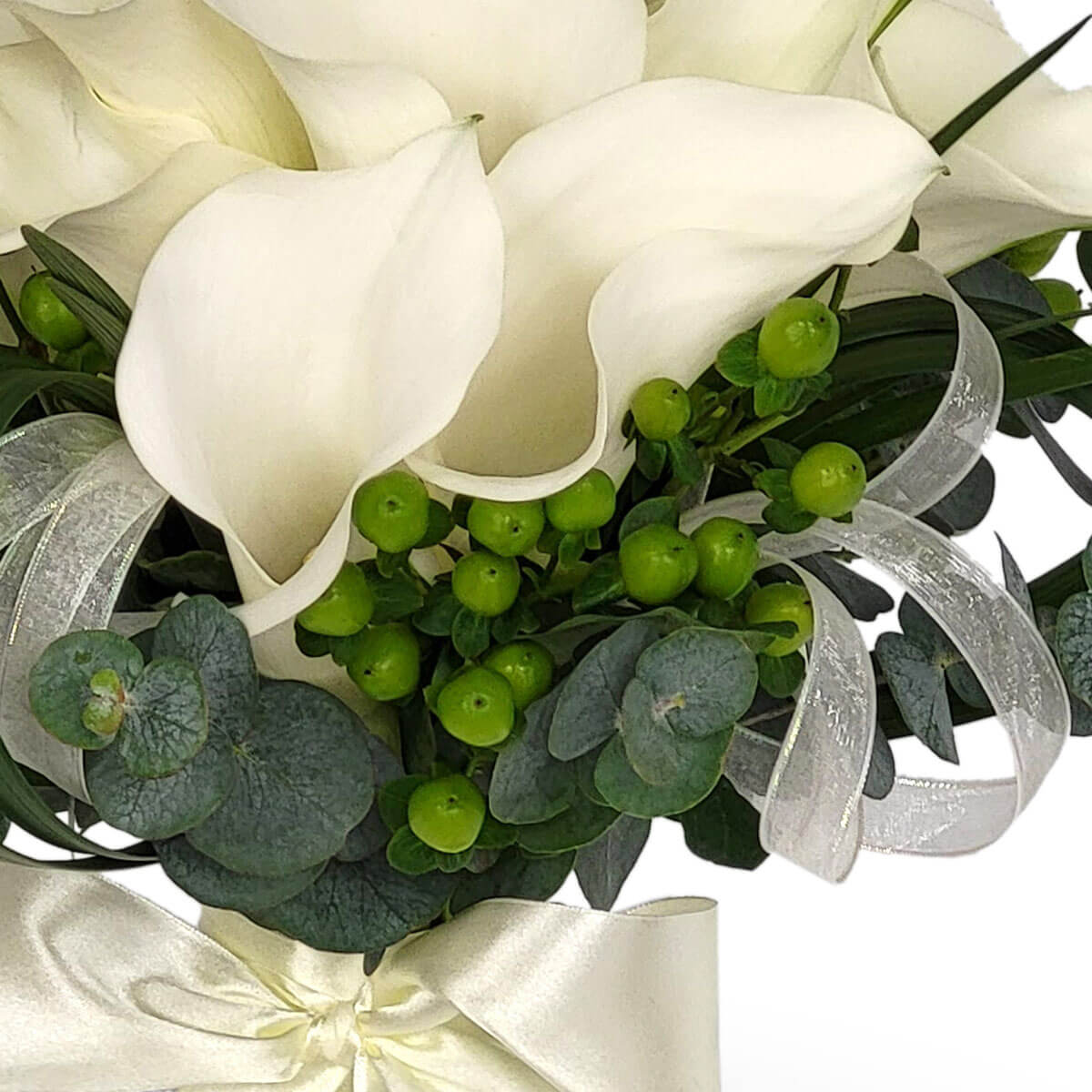 Elegant white calla lilies, green berries, and eucalyptus 馬蹄蓮潔白如雪,綠色漿果點綴其間,尤加利葉襯托自然氣息,絲緞緞帶增添高貴典雅之美。
