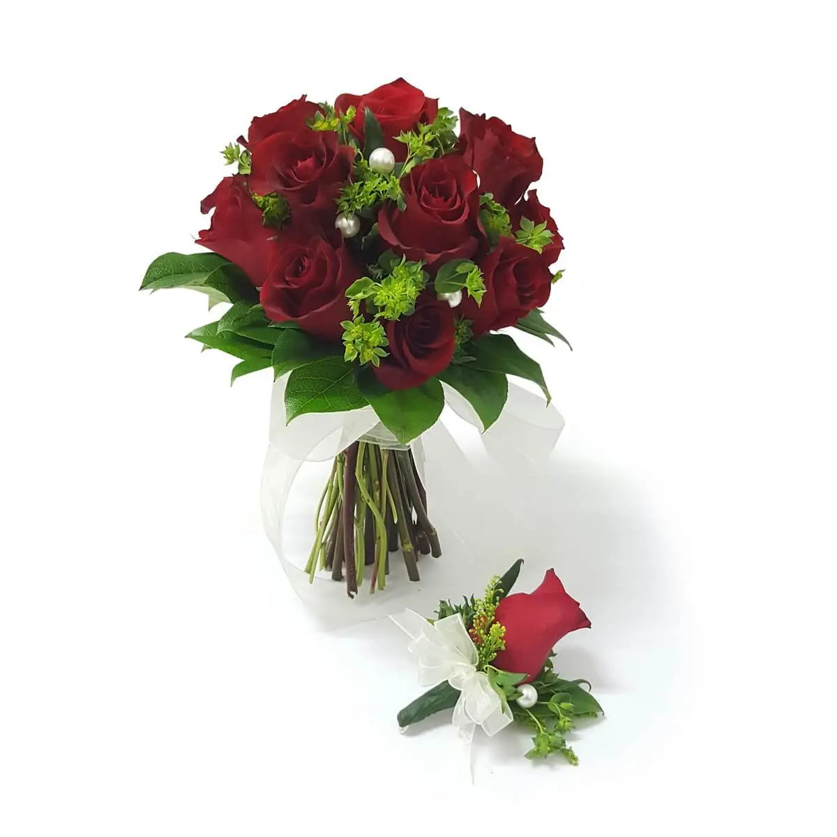 Classic red rose bouquet with pearl accents, lush greenery, and matching boutonniere - 經典紅玫瑰手綁花球,配珍珠與青綠葉材,搭配同款襟花與白色絲帶,彰顯浪漫典雅風格。