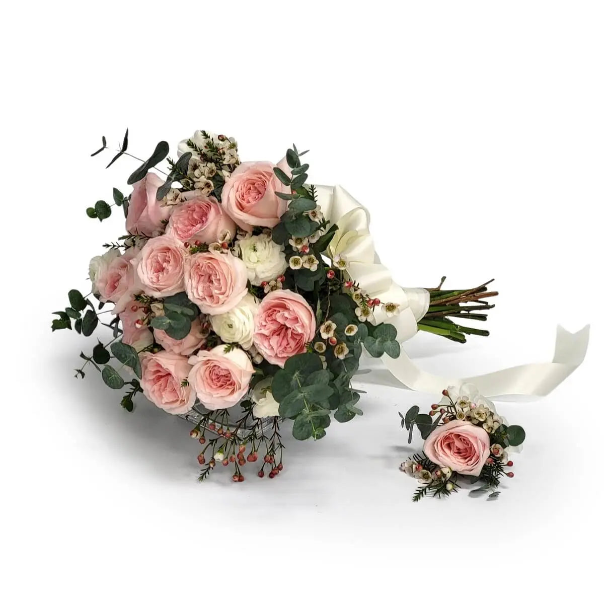 Elegant bouquet with blush garden roses, ranunculus, wax flowers, and eucalyptus, with a boutonniere to match - 粉紅玫瑰、白花毛茛與米花手綁花球,襯以尤加利葉及象牙色絲帶,搭配同款優雅襟花。