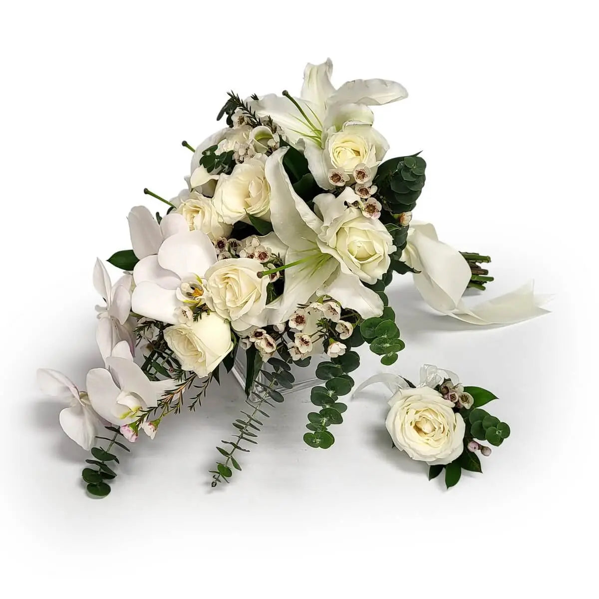 Elegant cascading bouquet with white lilies, roses, orchids, wax flowers, and eucalyptus foliage, paired with boutonnière. 白百合、白玫瑰、蝴蝶蘭、蠟花及銀葉組成的垂吊式花球,附配搭襟花,設計典雅。