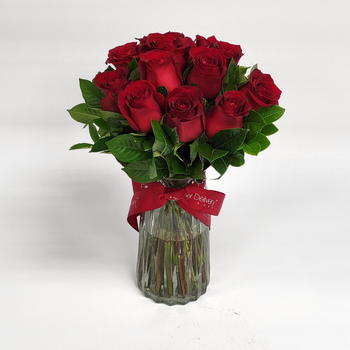 Charming bouquet of a dozen red roses in a fluted glass vase, tied with a red ribbon. Perfect for romantic gestures. 迷人紅玫瑰十二枝,插於波紋玻璃瓶中,綁以紅色緞帶,為表達愛意的經典之選。
