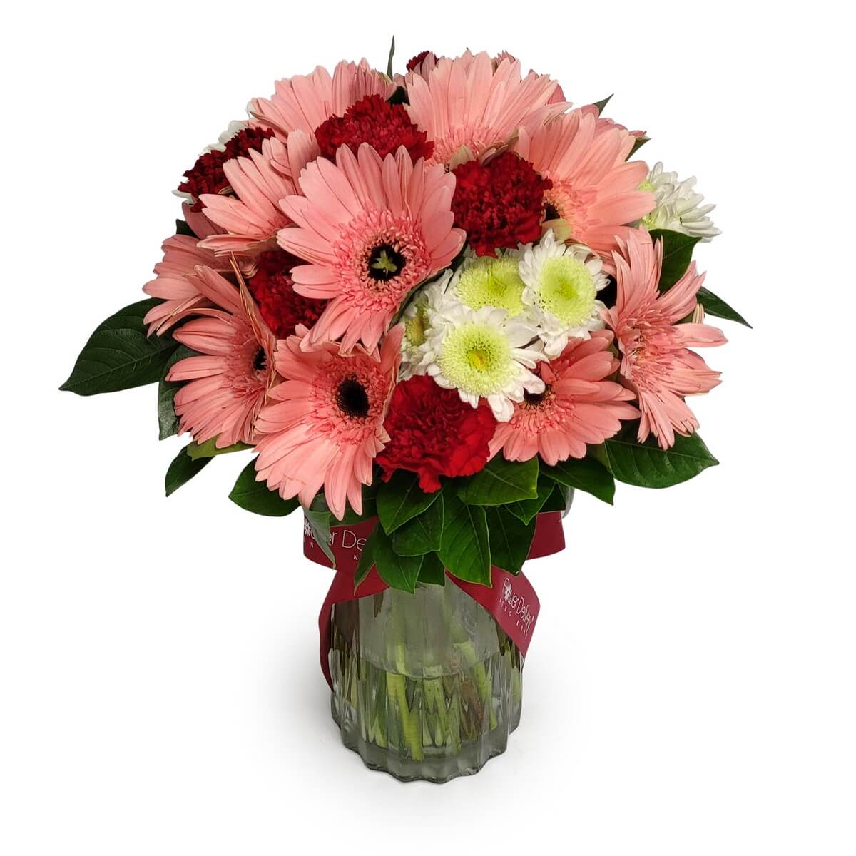 Full vase arrangement of pink gerberas, red carnations, and white button chrysanthemums with lush greenery 粉紅太陽花、紅康乃馨、白乒乓菊與綠葉玻璃瓶花原圖