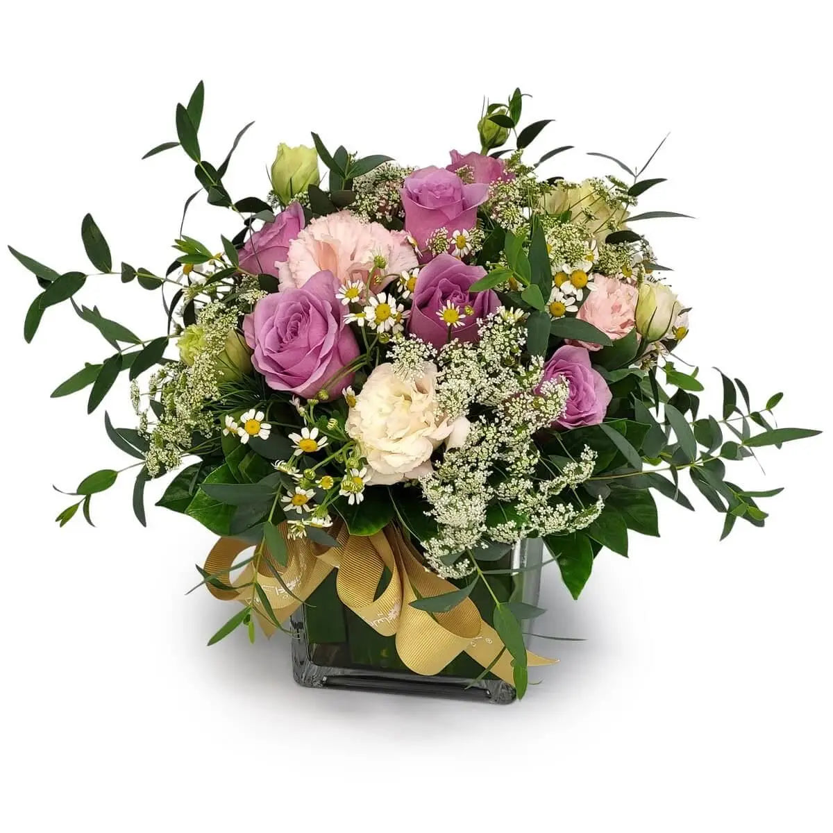 Arrangement of lavender roses, pink carnations, lisianthus, chamomile, and Queen Anne’s lace in a square vase | 方形玻璃瓶插滿薰衣草玫瑰、粉紅康乃馨、桔梗、洋甘菊與蛇目菊。