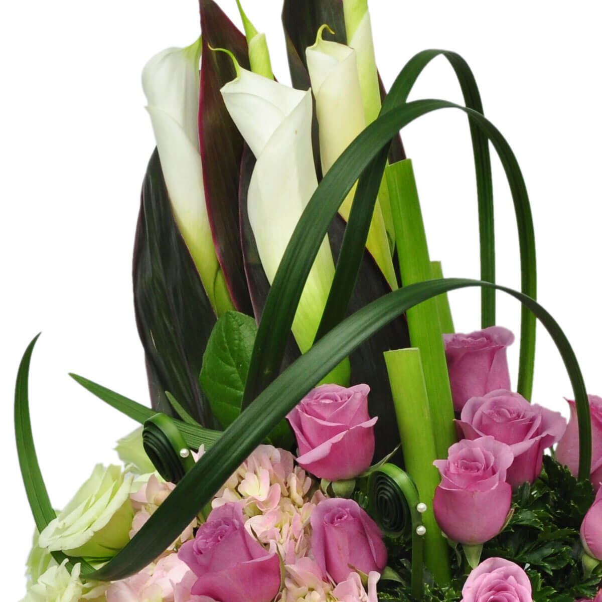 Vertical floral design featuring white calla lilies, mauve-pink roses, and soft hydrangeas, accented with curled tropical leaves and greenery - 白色馬蹄蘭、粉紫玫瑰與淡繡球花,配熱帶葉及綠葉裝飾的垂直花藝設計