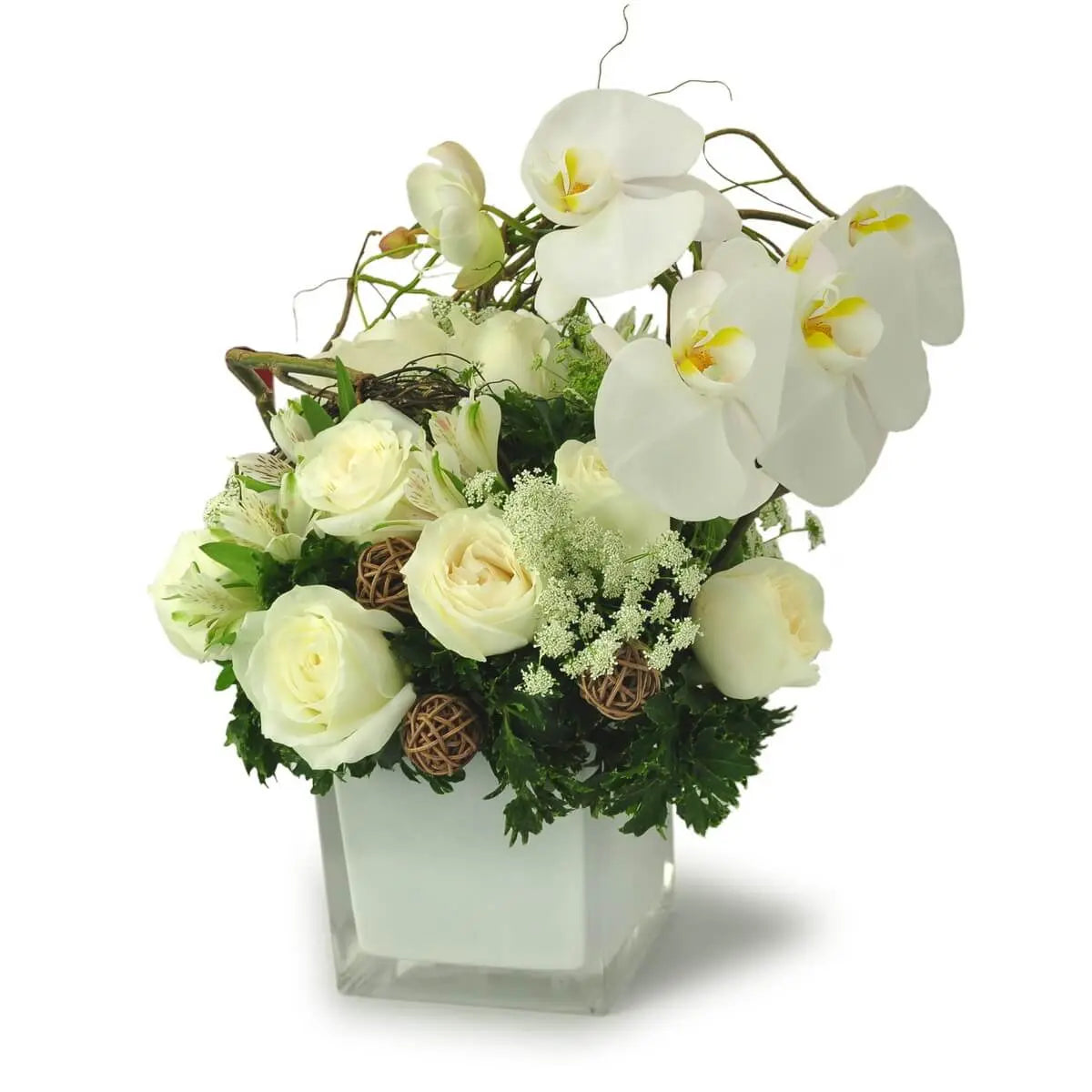 Elegant display of white orchids, ivory roses, queen anne’s lace, and rustic rattan accents in a square glass vase | 方瓶內配白蝴蝶蘭、米白玫瑰、蕾絲花與天然藤球,清雅自然。
