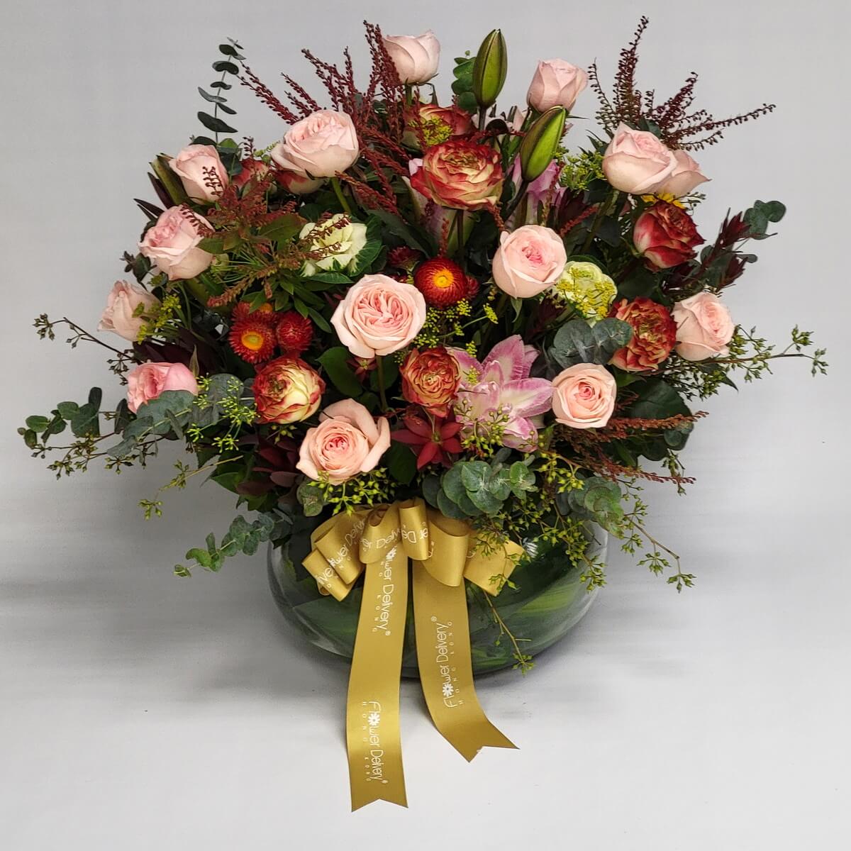 Lush blush and burgundy arrangement 秋色圓瓶花藝:柔粉玫瑰、紅綠大理花、百合與橘紅花球搭配秋意枝葉與金緞帶,層次豐富,溫暖優雅。