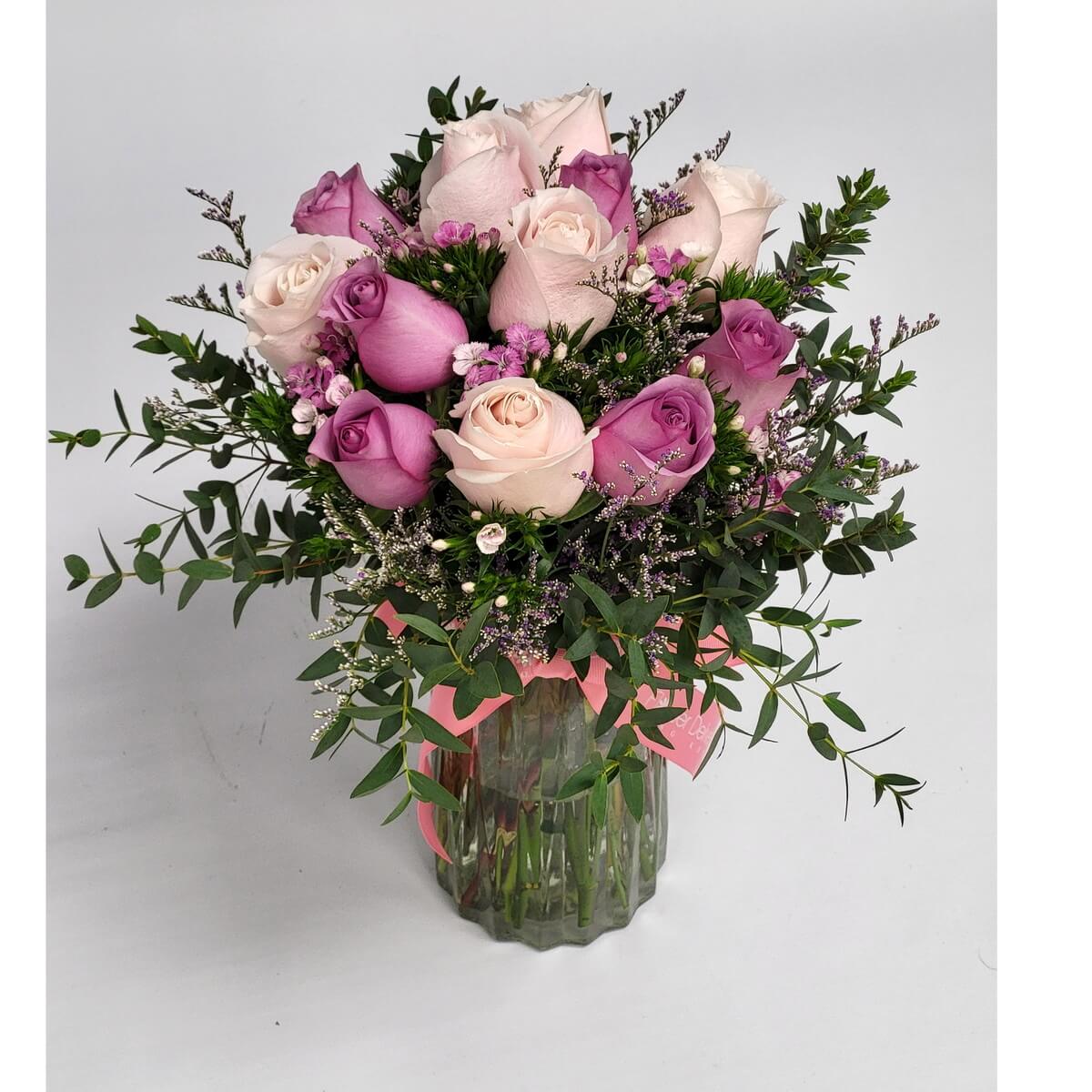 Lavender and champagne rose bouquet 紫玫瑰與香檳玫瑰組成的花束,搭配粉色小花與綠葉,插於雕紋玻璃花瓶中,粉紅蝴蝶結裝飾,展現溫柔浪漫氛圍。