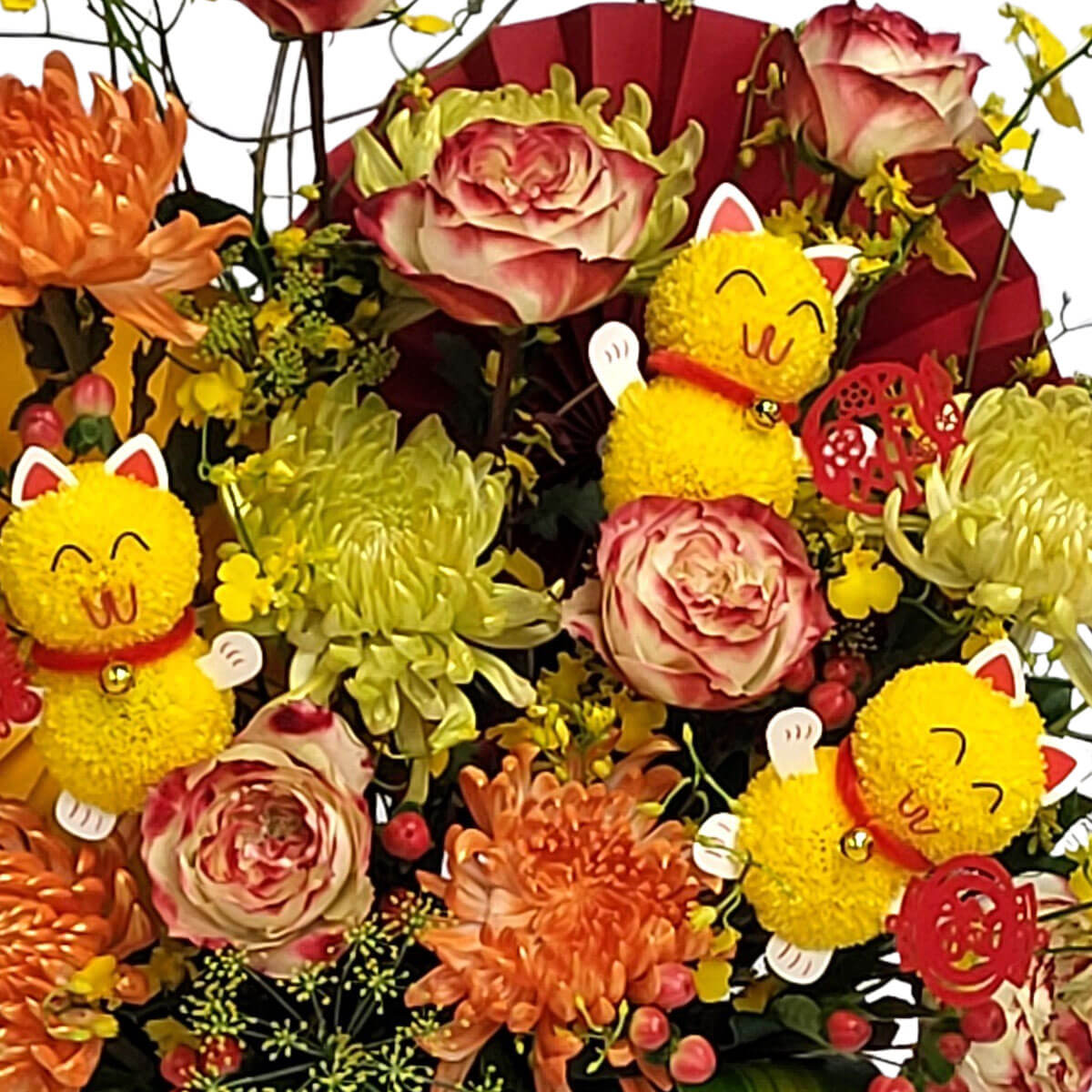 A vibrant mix of roses, chrysanthemums, and yellow lucky cats 喜慶花束綴以雙色玫瑰、菊花與黃色招財貓,增添歡樂吉祥氣氛。