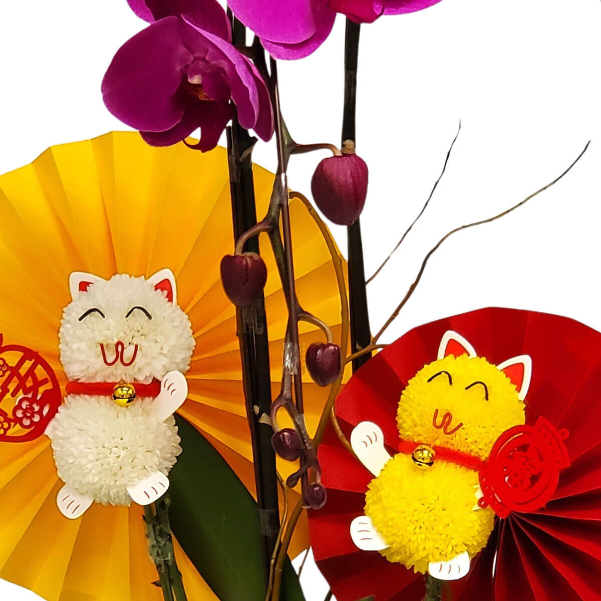 Vibrant purple orchids with white and yellow lucky cats on festive paper fans 紫色蝴蝶蘭配紅黃紙扇與白黃招財貓,展現喜慶與好運祝福。