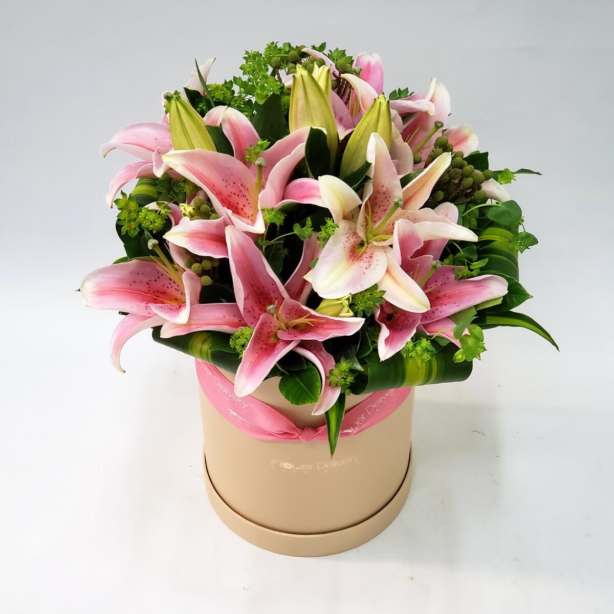 Fragrant stargazer lilies paired with vibrant greenery in a soft cream hat box – 芳香粉紅星辰百合與活潑綠葉完美融合,精緻呈現於米白帽盒中,典雅大方