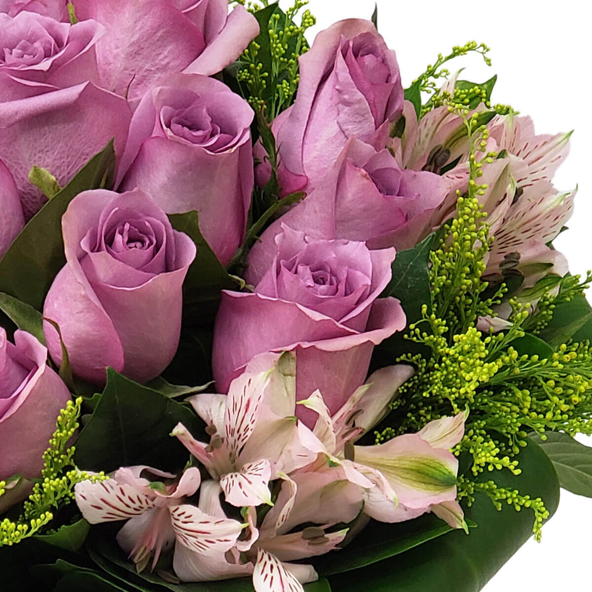 Detail view of a bouquet featuring lavender roses, speckled light pink alstroemeria, and airy yellow-green fillers, arranged with dark green foliage - 薰衣草玫瑰配斑點粉紅六出花與黃綠配花,襯以深綠葉的花藝細節圖