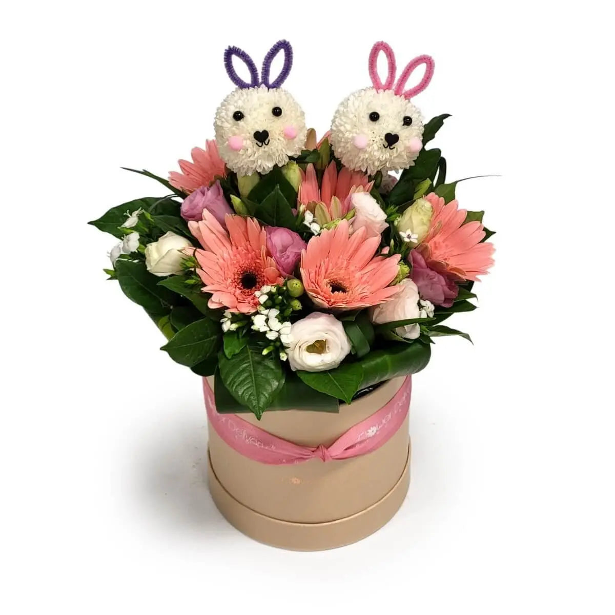 Beige hatbox with peach gerberas, pink-white lisianthus, and two bunny-shaped chrysanthemums with felt ears | 米色圓形花盒綁粉紅絲帶,內含粉色非洲菊、粉白桔梗與兩朵兔子造型白菊花