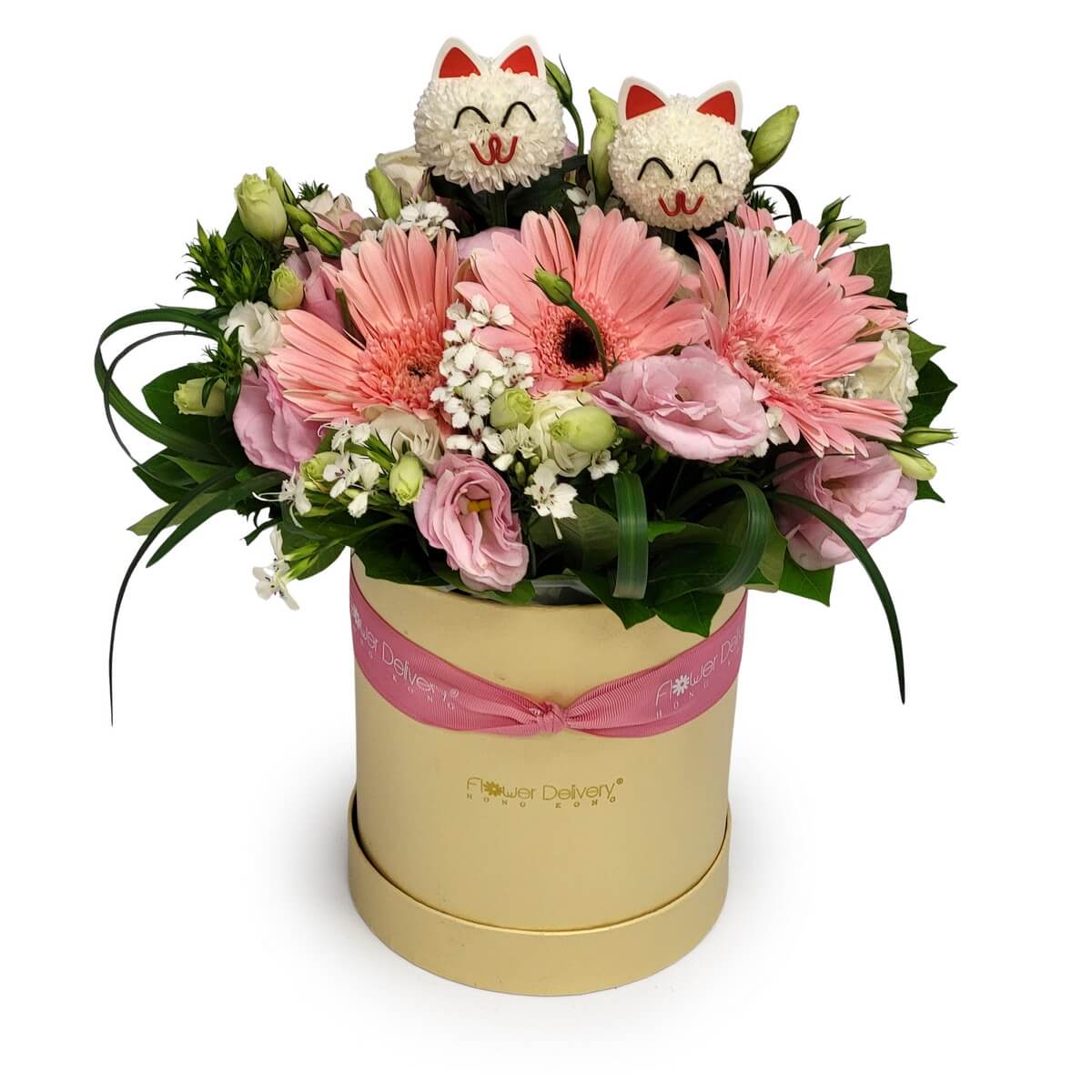 Full hatbox arrangement of pink gerberas, lisianthus, white flowers, and greenery with lucky cat decorations 粉紅太陽花、洋桔梗、白花與綠葉配招財貓奶油色花盒原圖花藝