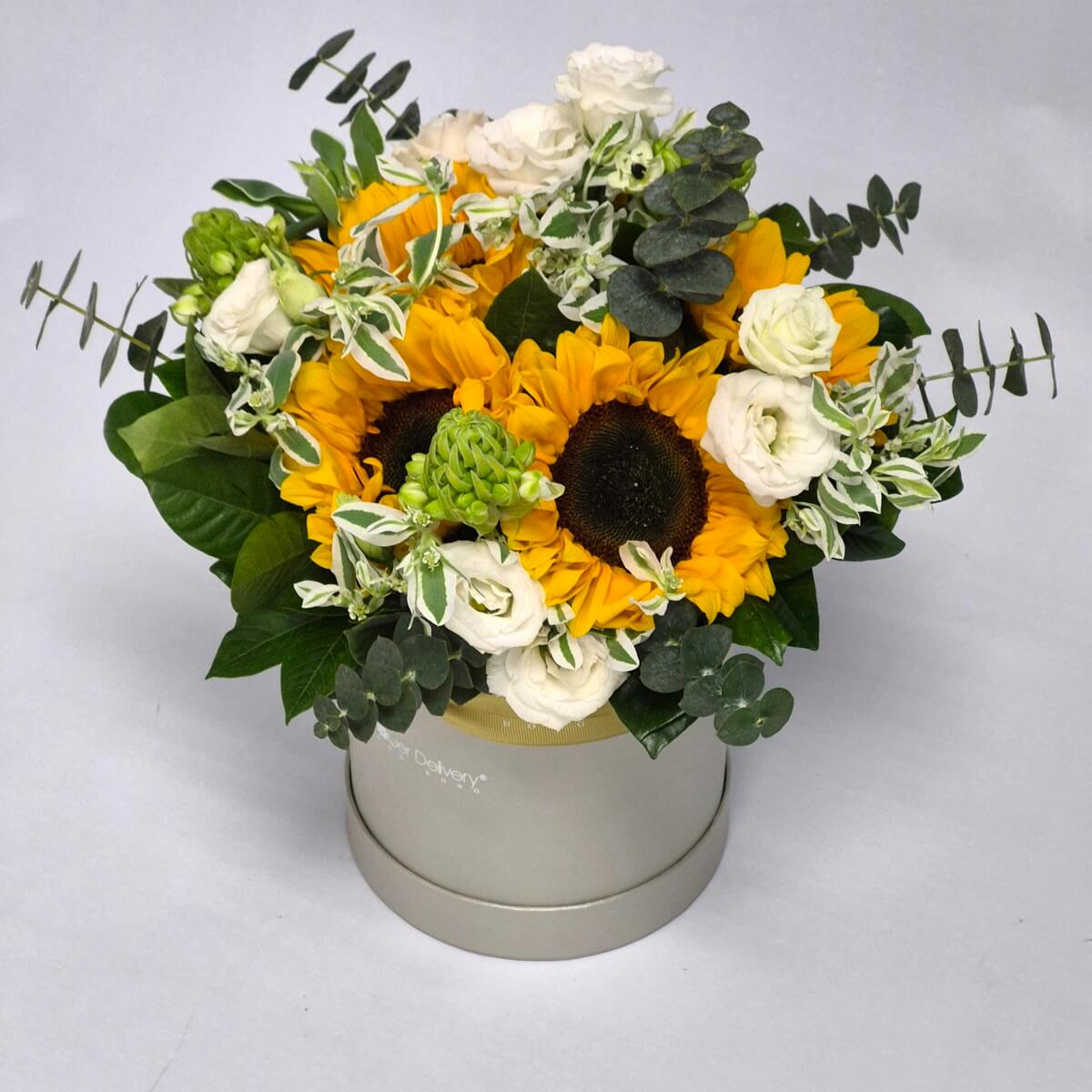 Real photo of round hatbox arrangement with sunflowers, white roses and foliage - 向日葵配白玫瑰及綠葉圓形花盒花藝設計